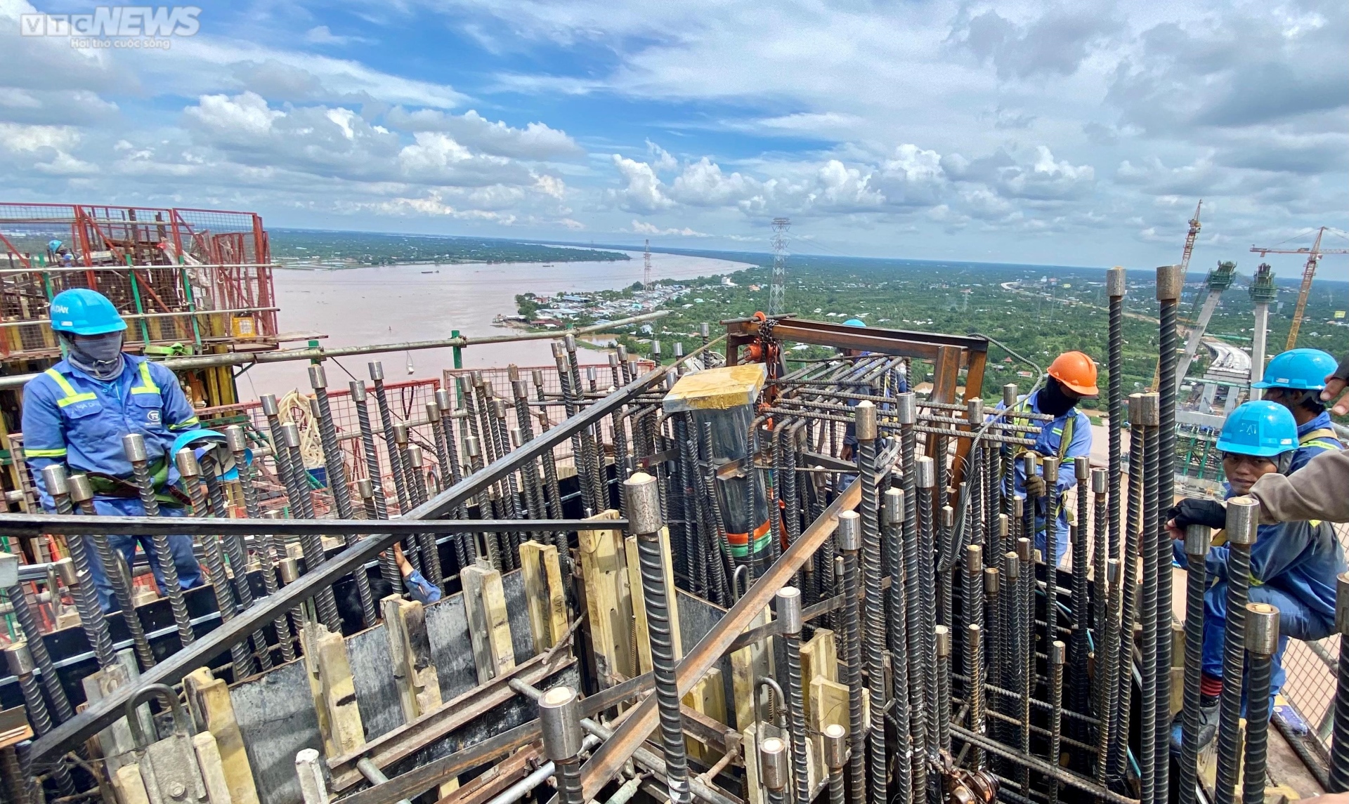 Ảnh: Hình hài cầu Mỹ Thuận 2 sau 30 tháng thi công - 9