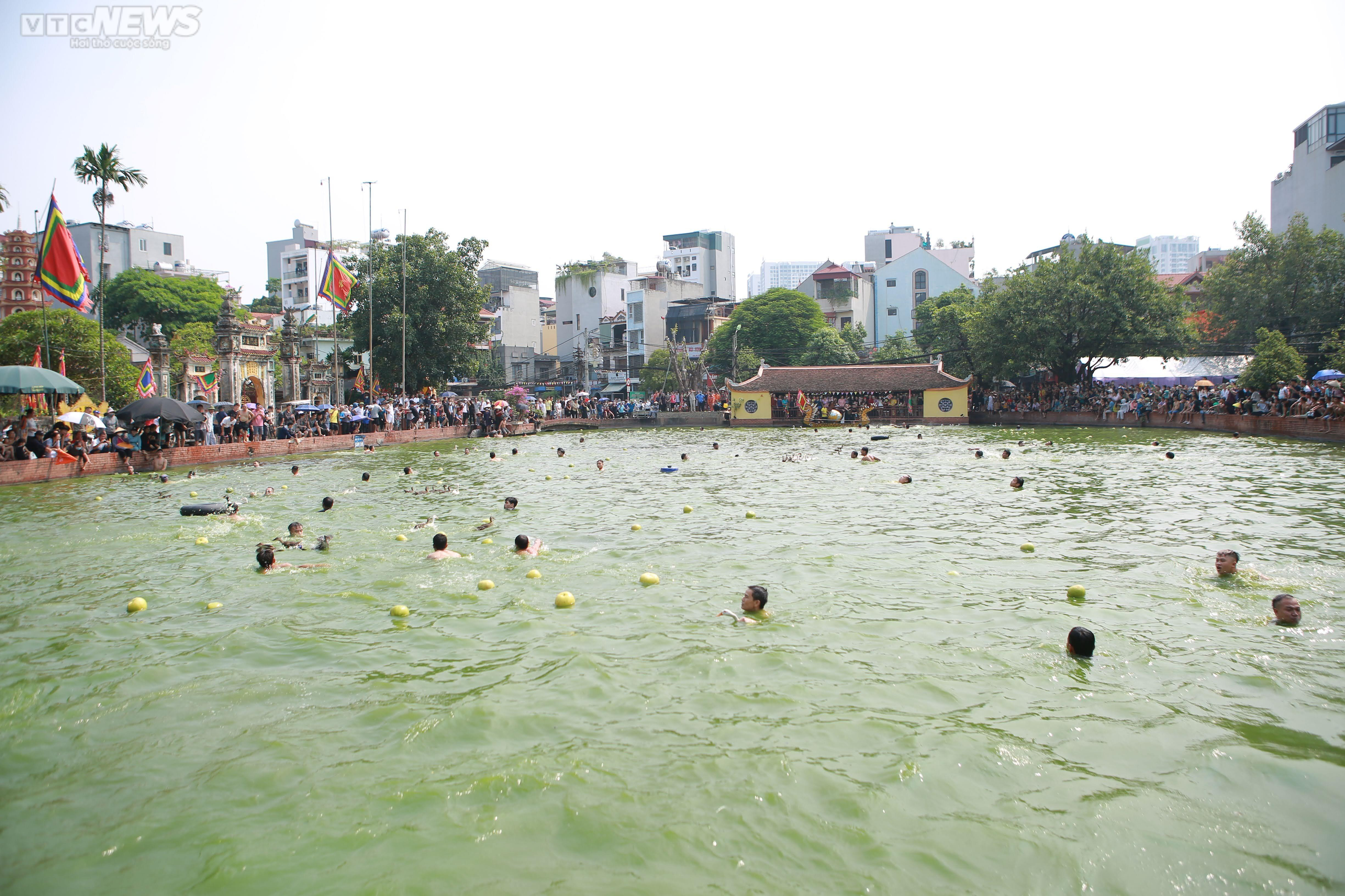 Ảnh: Người dân tham gia 'ném bưởi, bắt vịt' ở lễ hội của làng Triều Khúc - 1