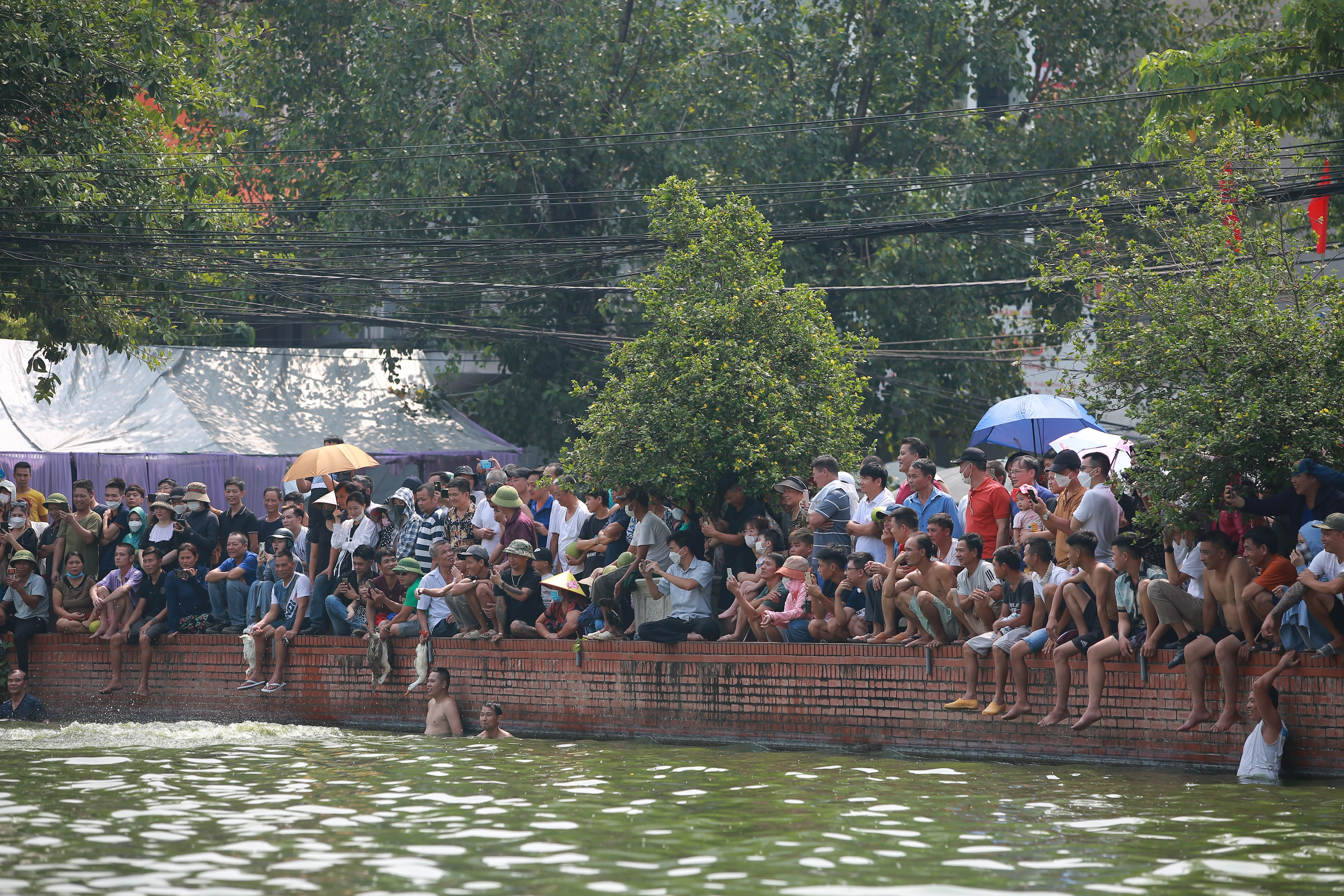 Ảnh: Người dân tham gia 'ném bưởi, bắt vịt' ở lễ hội của làng Triều Khúc - 9