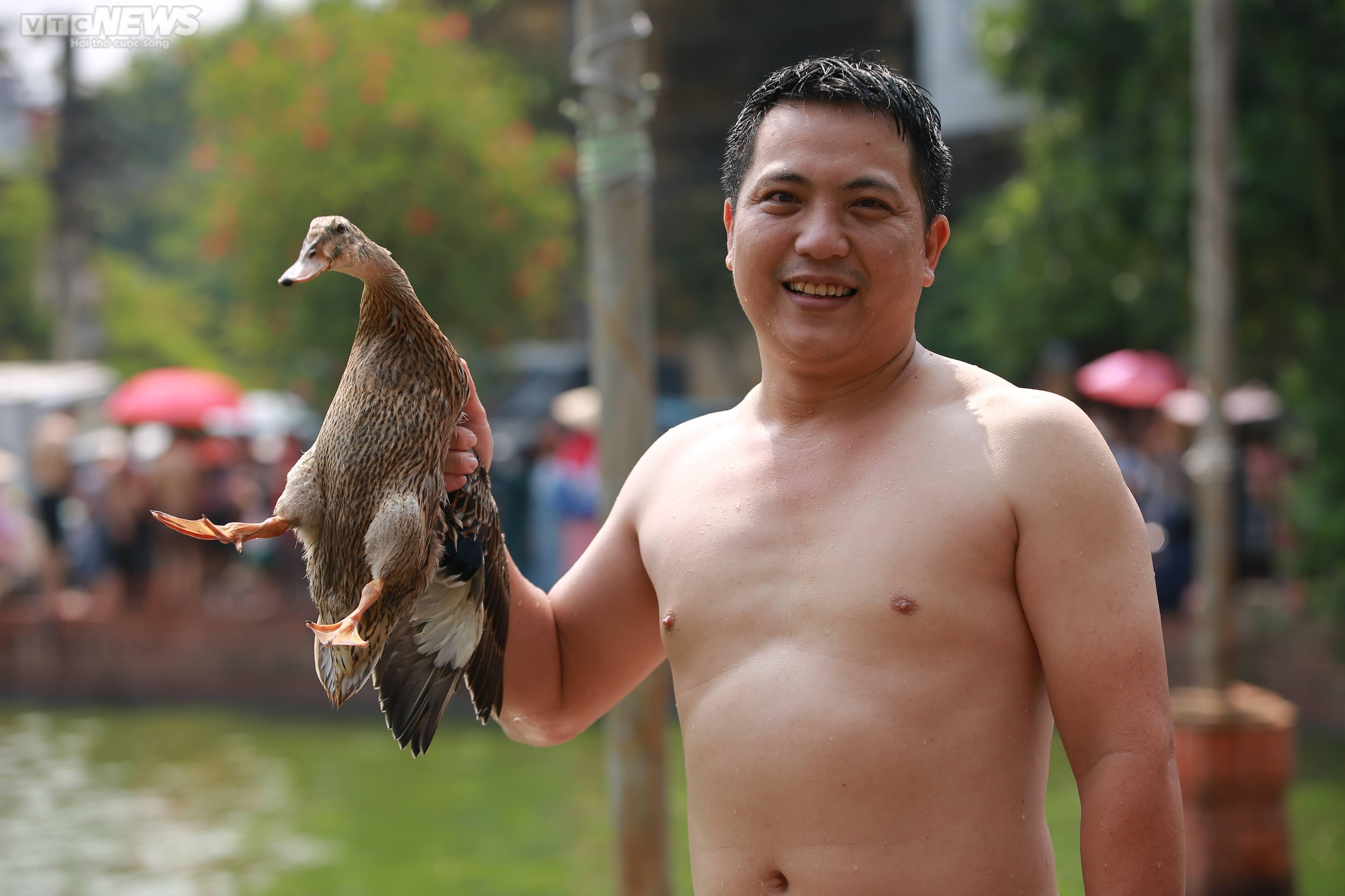 Ảnh: Người dân tham gia 'ném bưởi, bắt vịt' ở lễ hội của làng Triều Khúc - 8