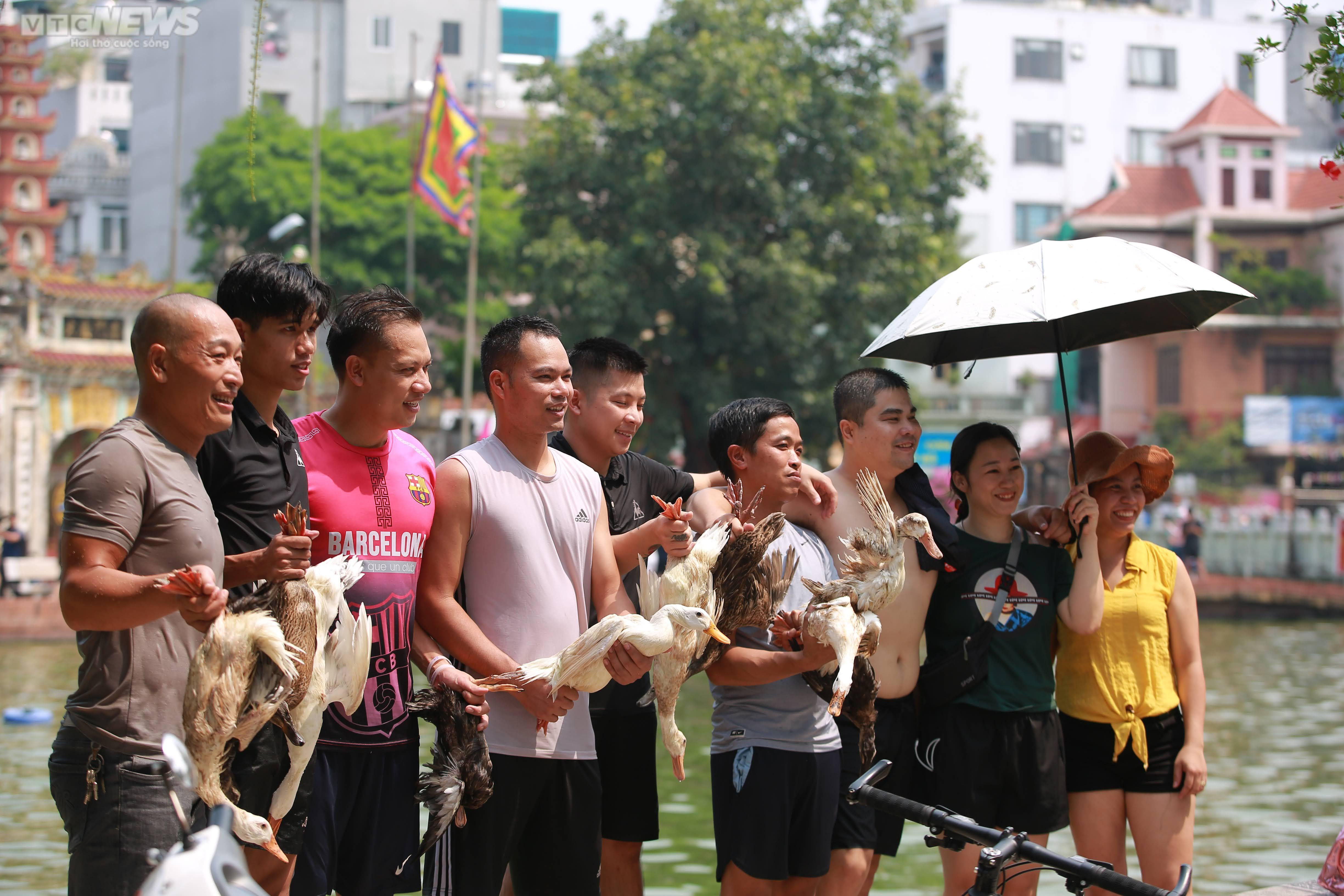 Ảnh: Người dân tham gia 'ném bưởi, bắt vịt' ở lễ hội của làng Triều Khúc - 10