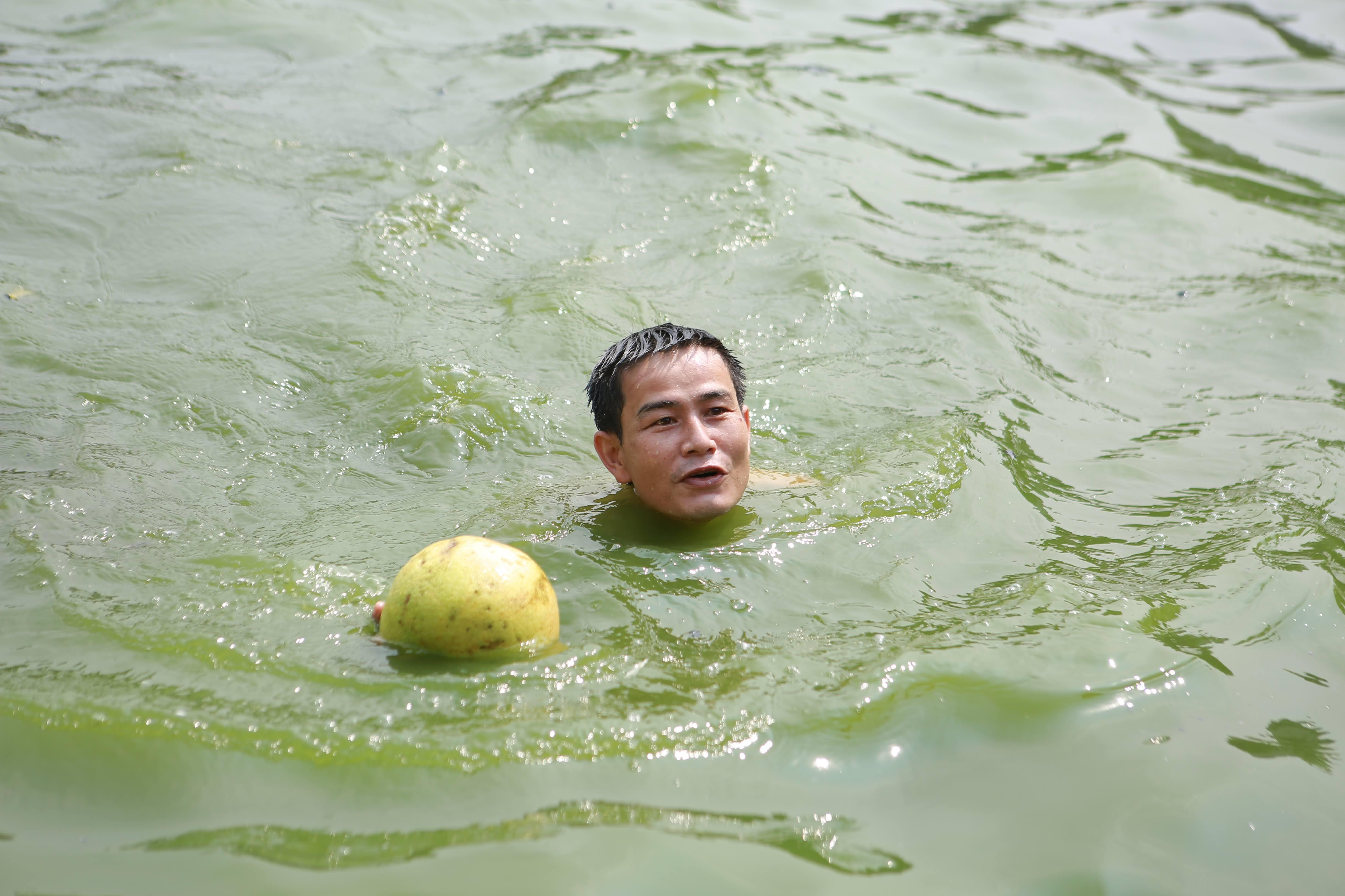 Ảnh: Người dân tham gia 'ném bưởi, bắt vịt' ở lễ hội của làng Triều Khúc - 4