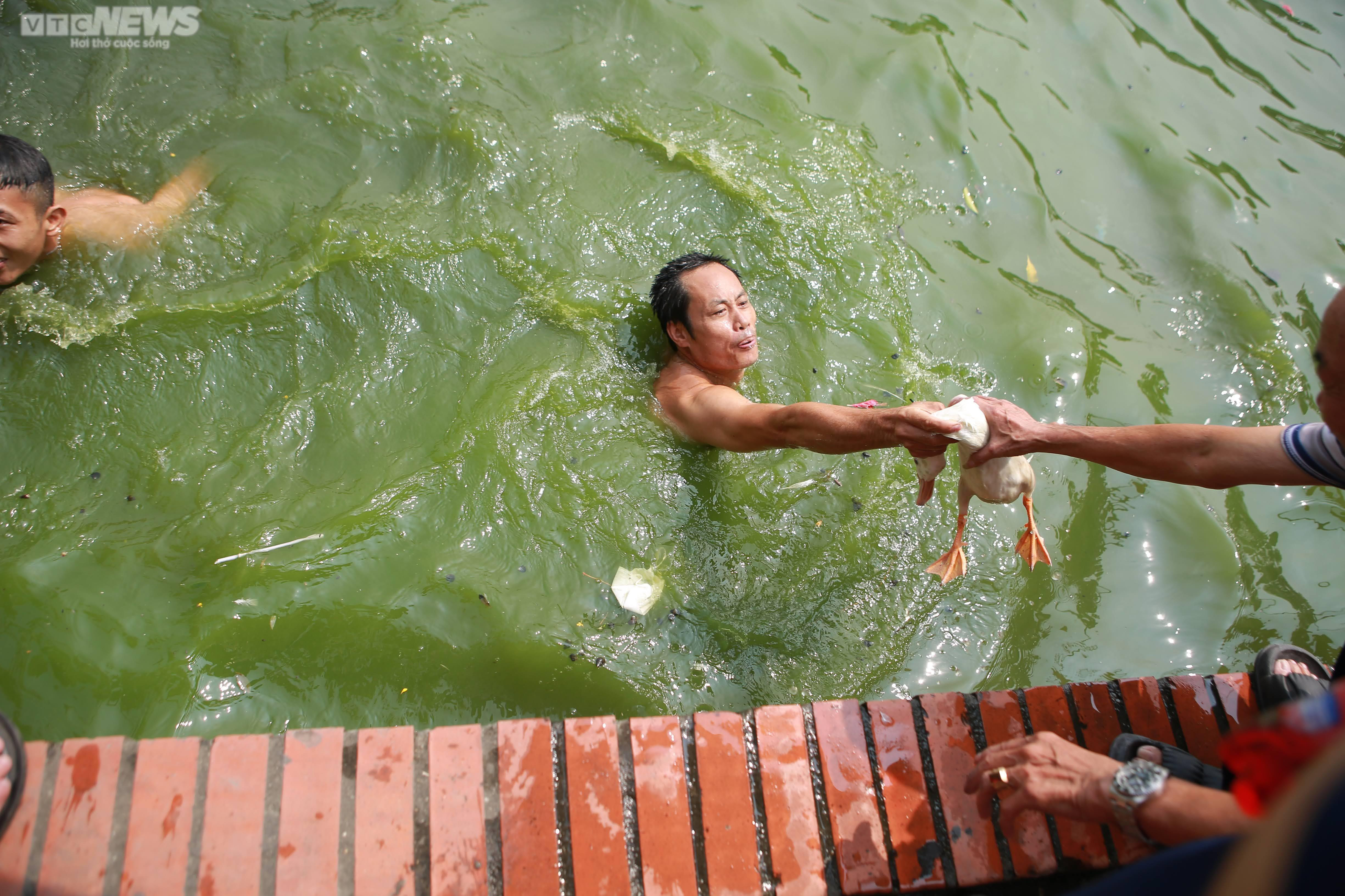 Ảnh: Người dân tham gia 'ném bưởi, bắt vịt' ở lễ hội của làng Triều Khúc - 7