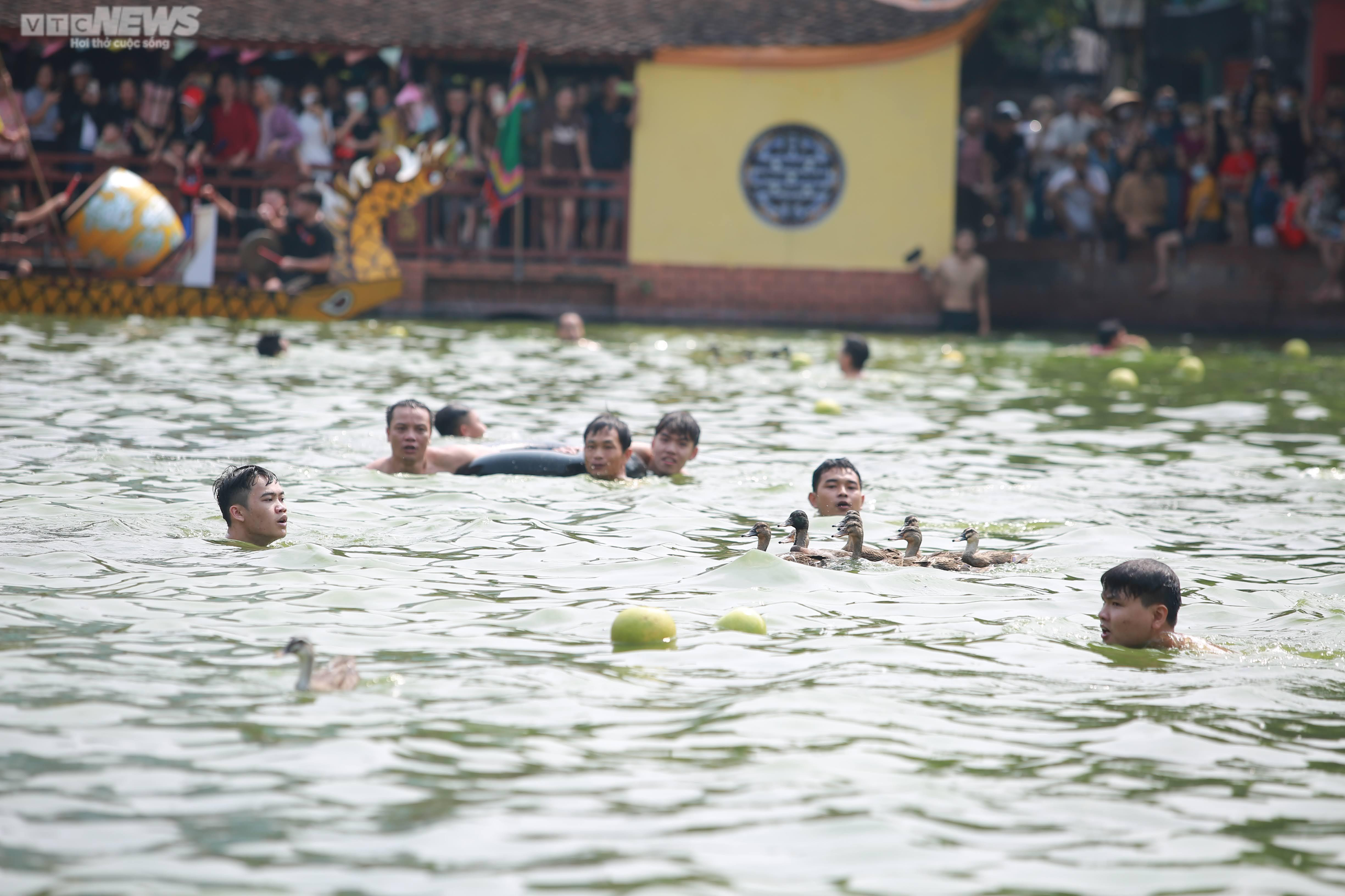 Ảnh: Người dân tham gia 'ném bưởi, bắt vịt' ở lễ hội của làng Triều Khúc - 5