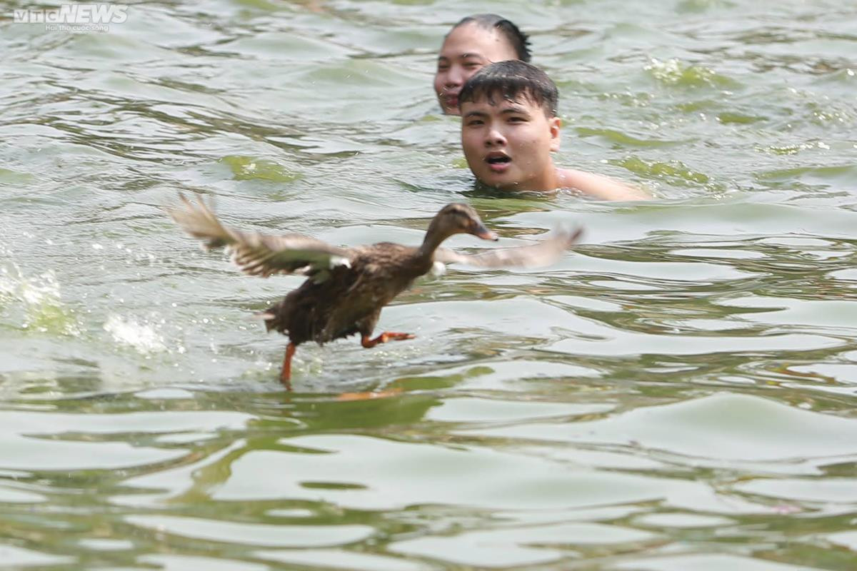 Ảnh: Người dân tham gia 'ném bưởi, bắt vịt' ở lễ hội của làng Triều Khúc - 3