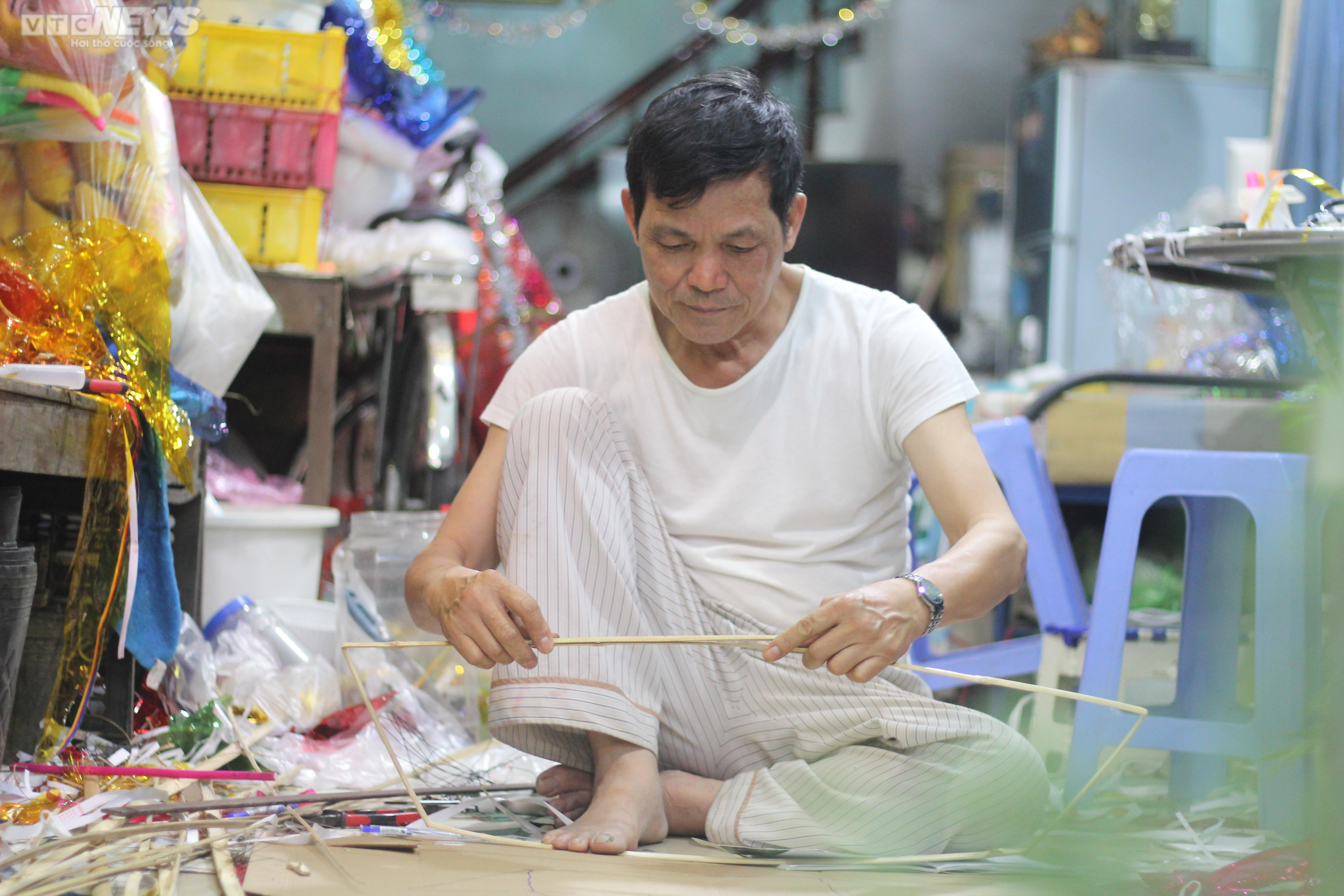 Người hơn 30 năm giữ lửa đèn trung thu truyền thống độc nhất phố núi - 2