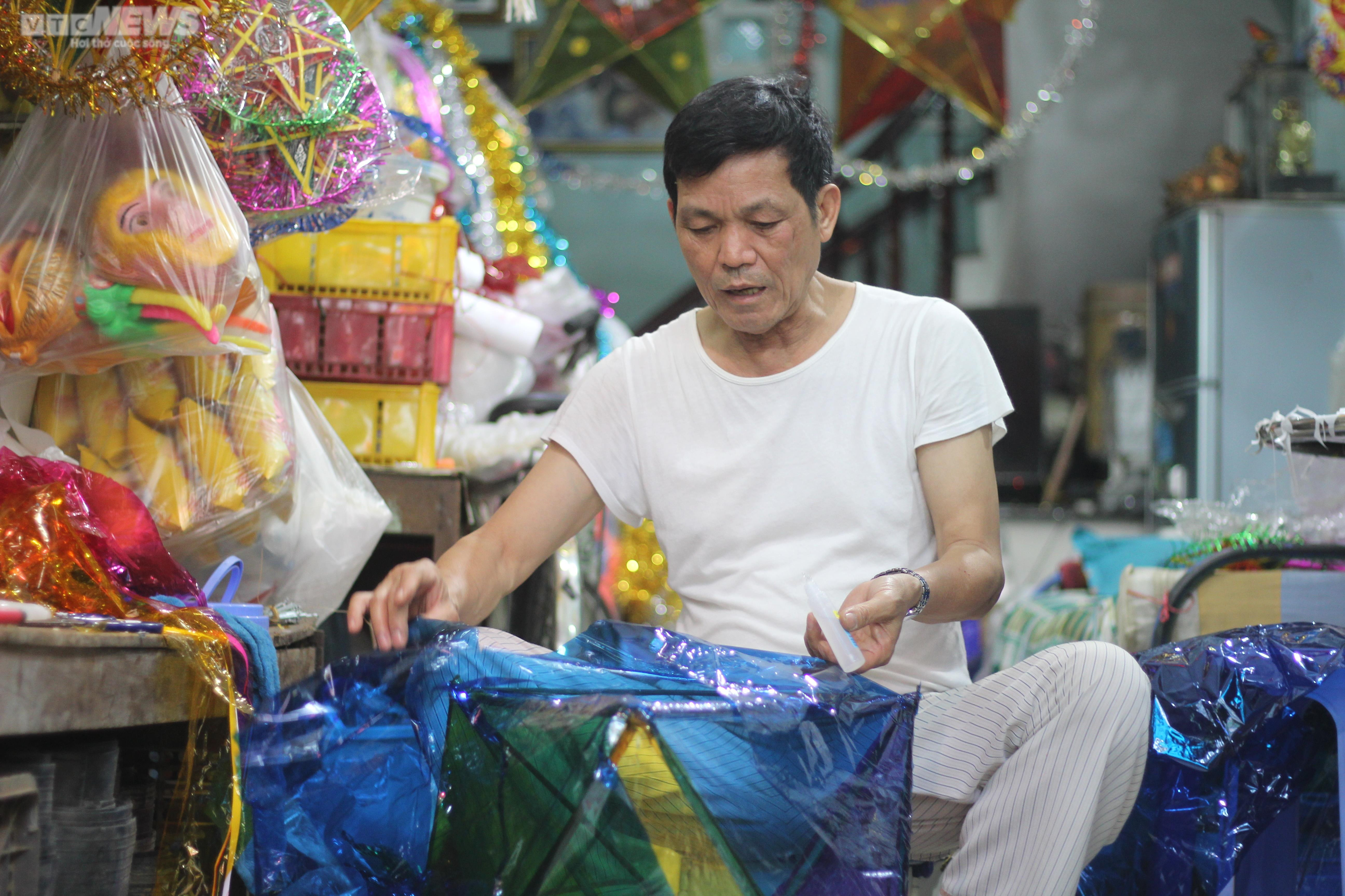 Người hơn 30 năm giữ lửa đèn trung thu truyền thống độc nhất phố núi - 1