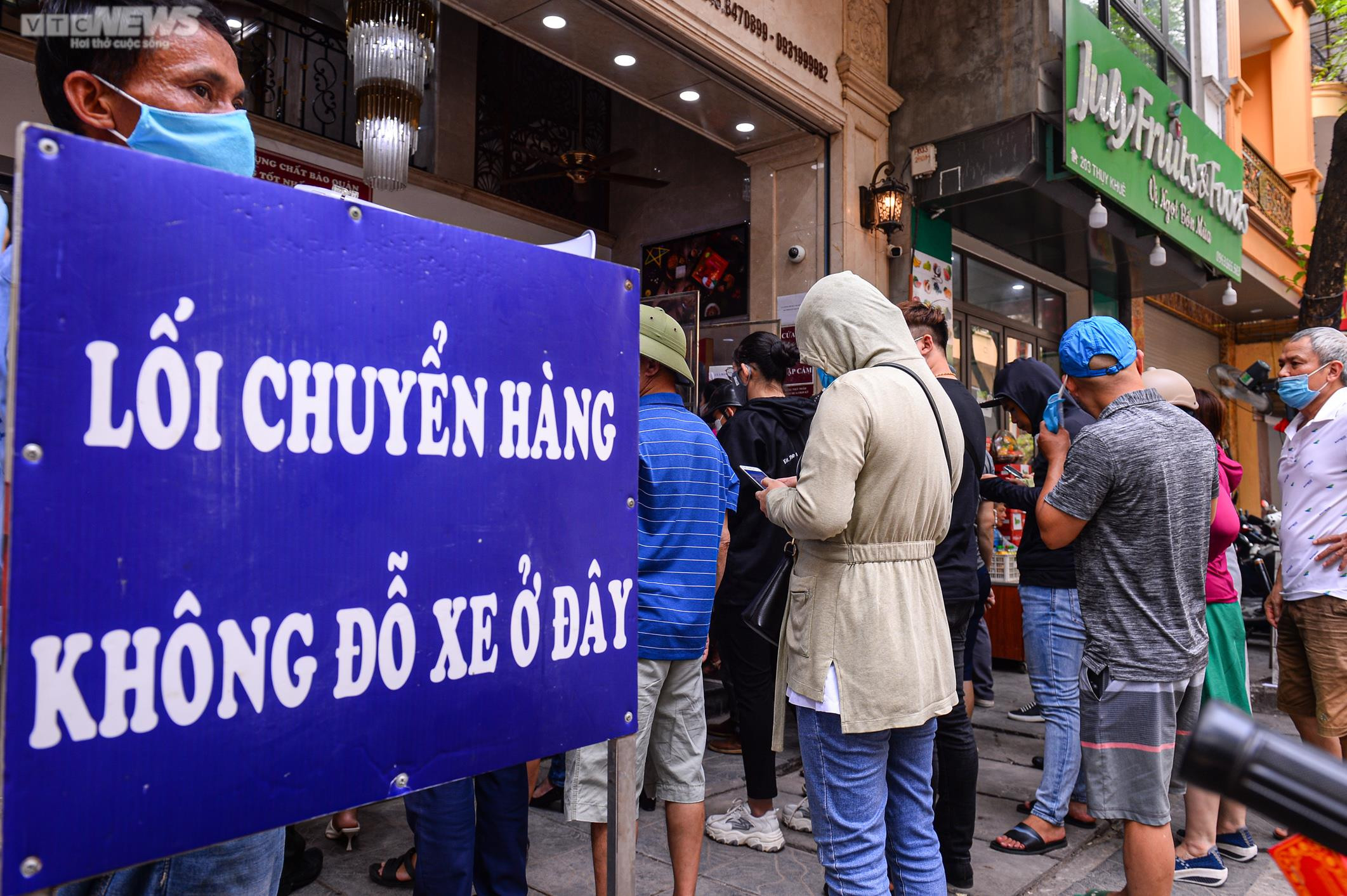 Hà Nội: Người dân xếp hàng xuyên trưa chờ mua bánh Trung thu truyền thống - 11