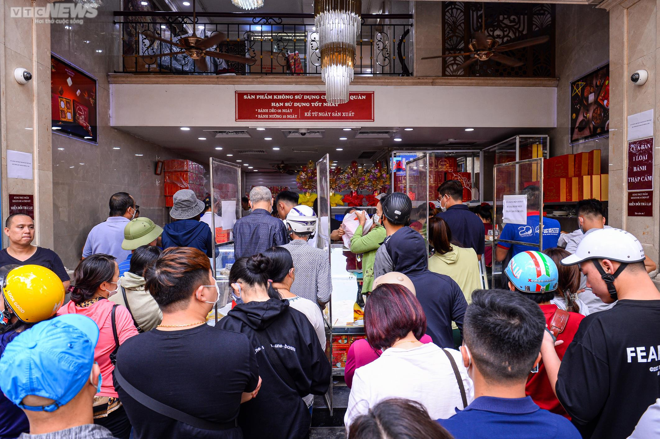 Hà Nội: Người dân xếp hàng xuyên trưa chờ mua bánh Trung thu truyền thống - 9