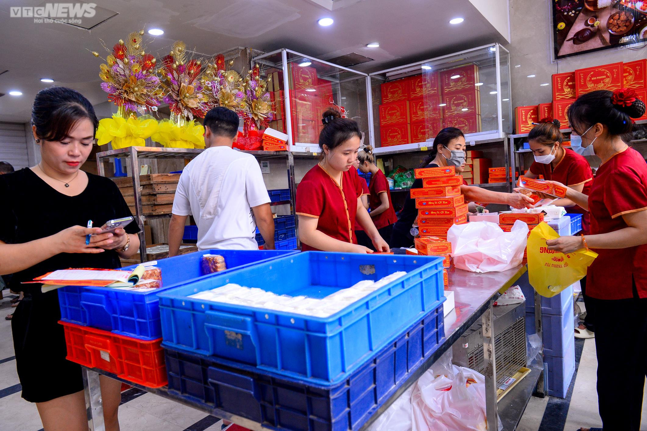 Hà Nội: Người dân xếp hàng xuyên trưa chờ mua bánh Trung thu truyền thống - 12