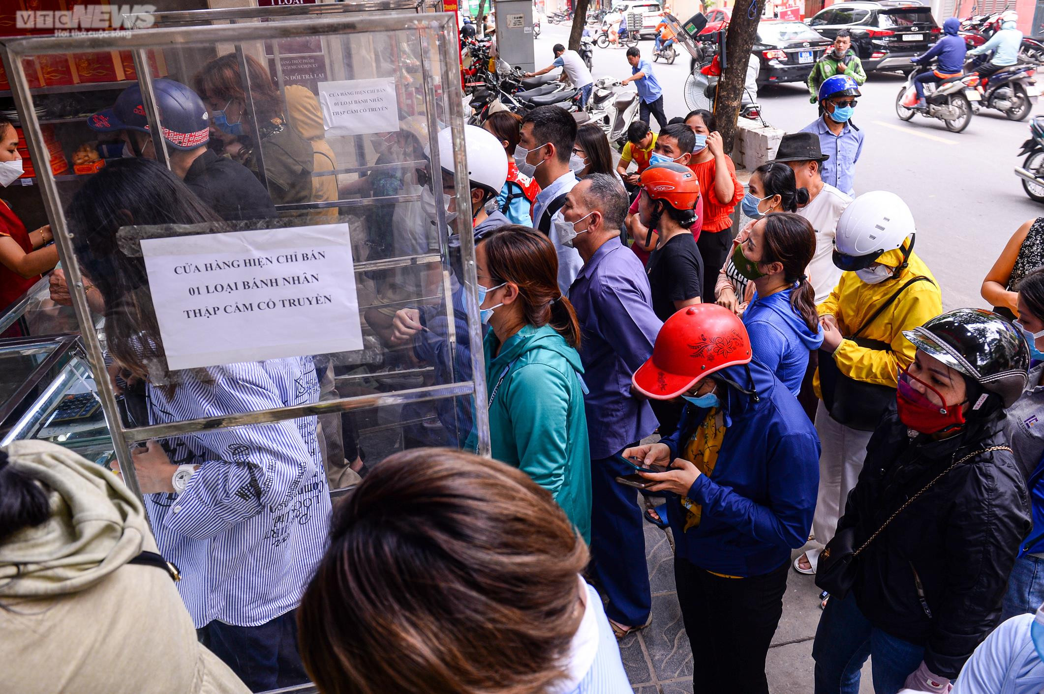 Hà Nội: Người dân xếp hàng xuyên trưa chờ mua bánh Trung thu truyền thống - 8