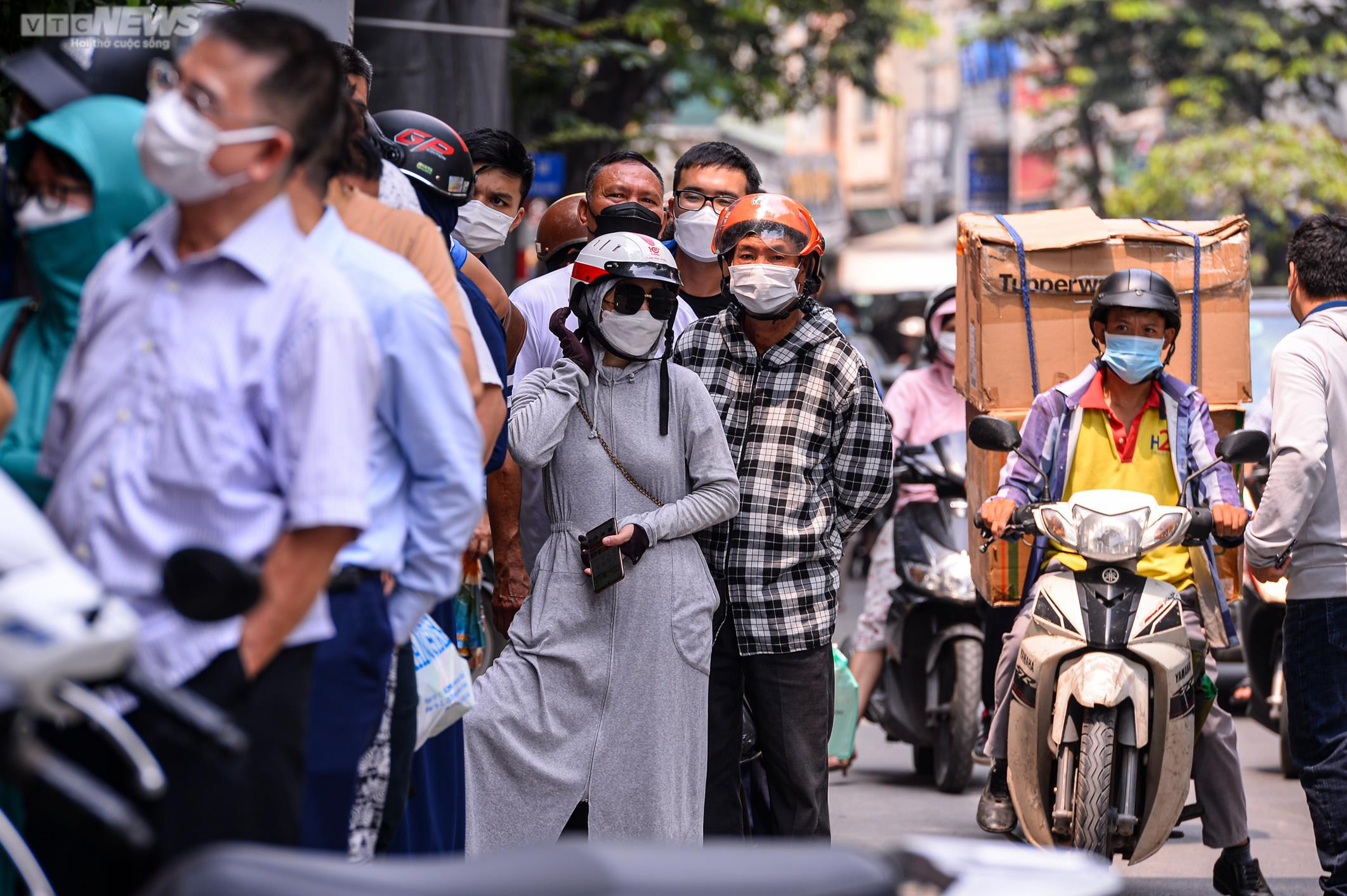 Hà Nội: Người dân xếp hàng xuyên trưa chờ mua bánh Trung thu truyền thống - 3