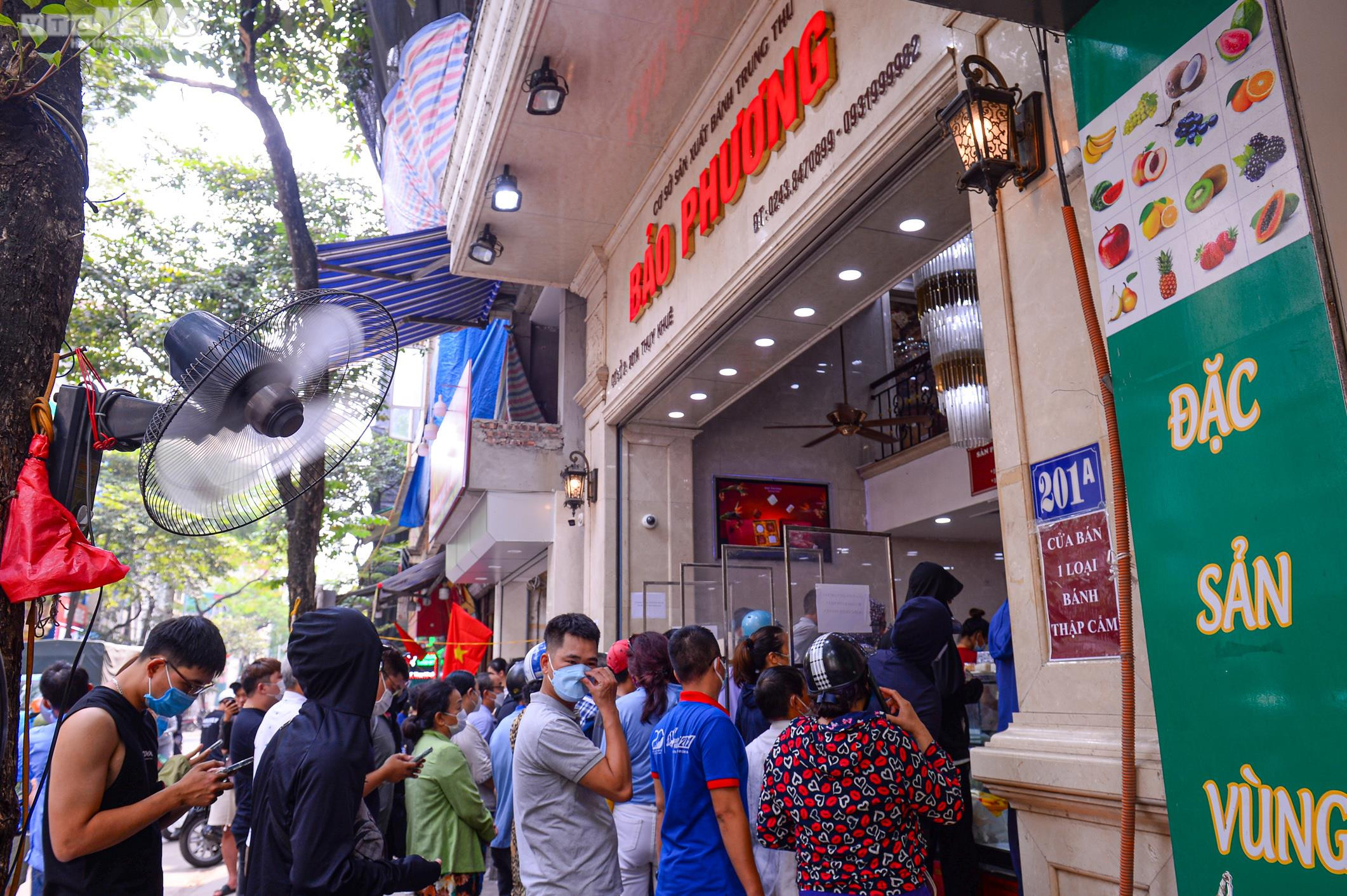 Hà Nội: Người dân xếp hàng xuyên trưa chờ mua bánh Trung thu truyền thống - 7