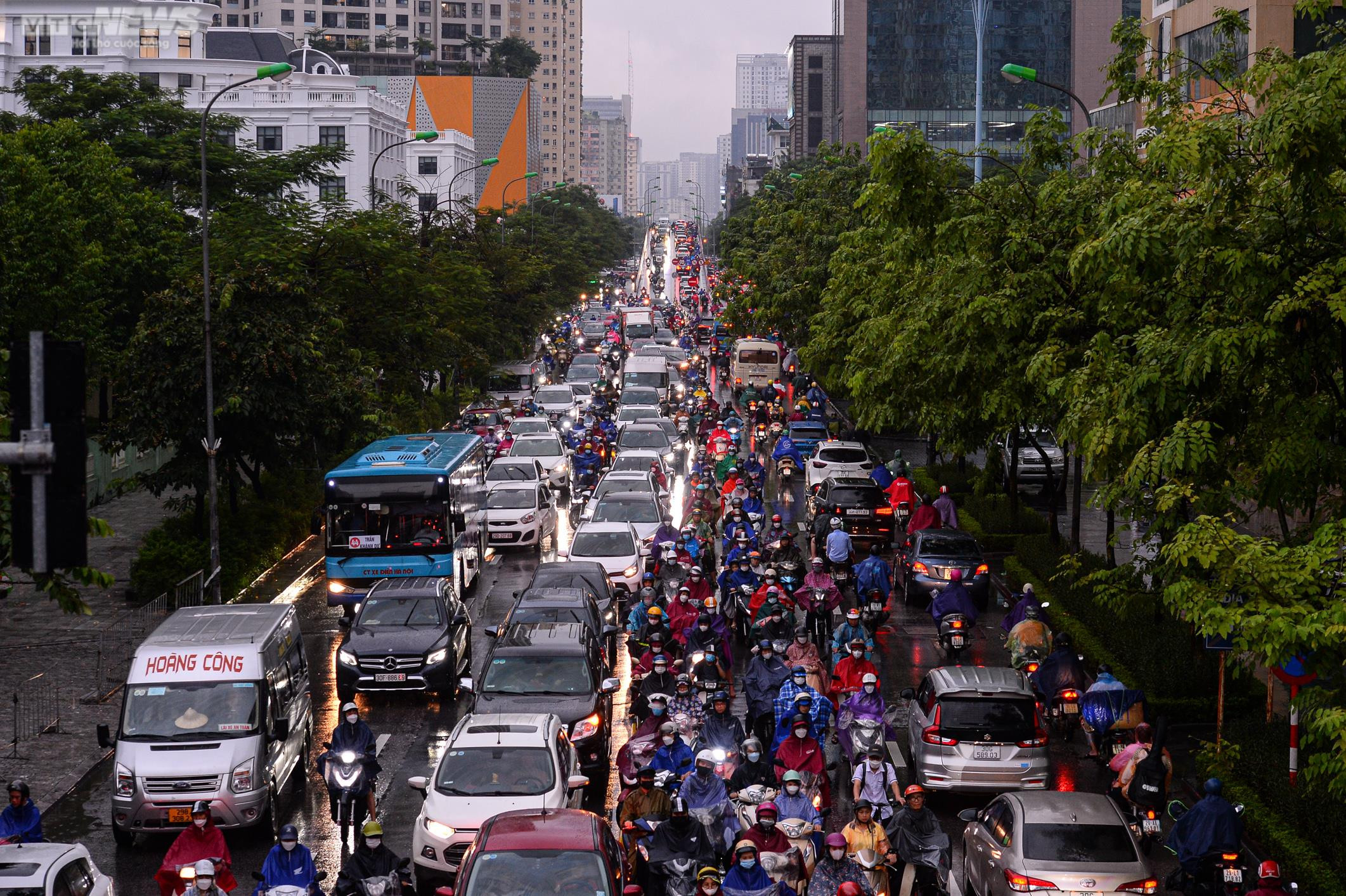 Mưa kéo dài nhiều giờ, người Hà Nội chôn chân trên đường về nhà - 4