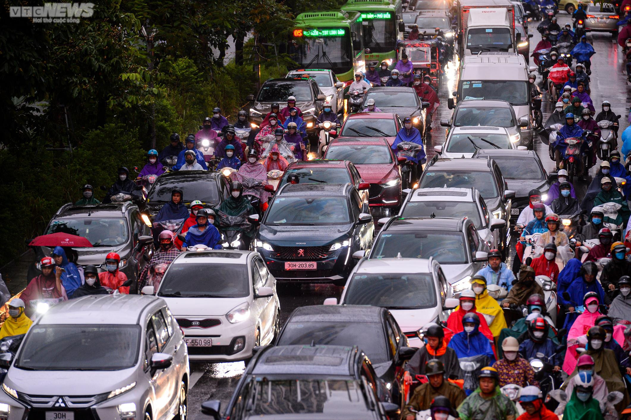 Mưa kéo dài nhiều giờ, người Hà Nội chôn chân trên đường về nhà - 5