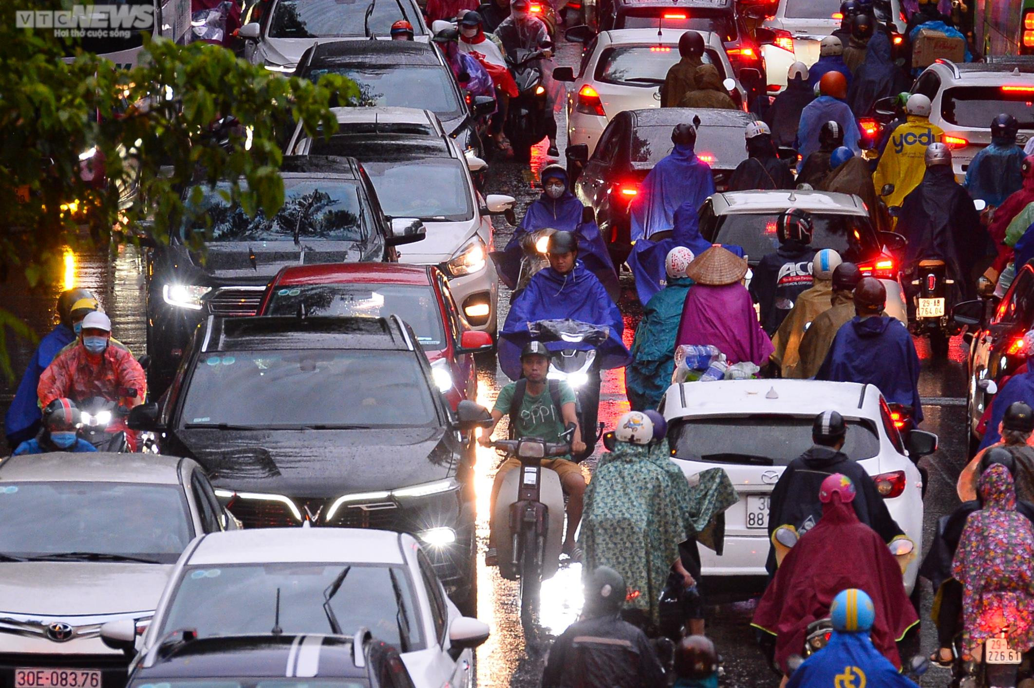 Mưa kéo dài nhiều giờ, người Hà Nội chôn chân trên đường về nhà - 6