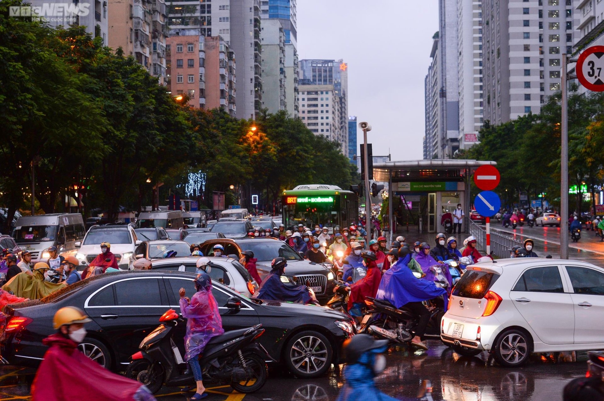 Buýt nhanh BRT Hà Nội từ ngày lăn bánh đến khi bị đề xuất 'khai tử' - 4