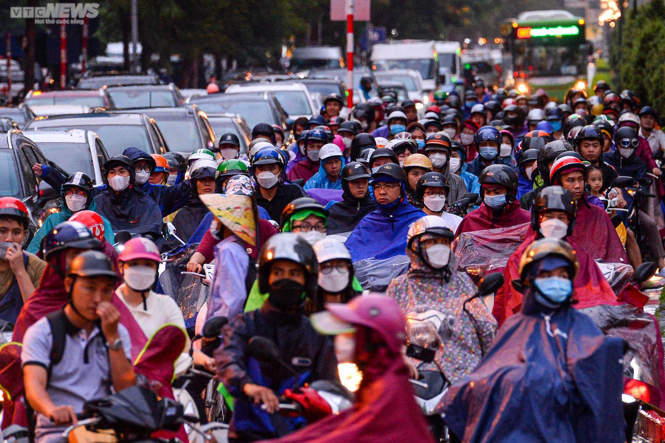 Mưa kéo dài nhiều giờ, người Hà Nội chôn chân trên đường về nhà - 11