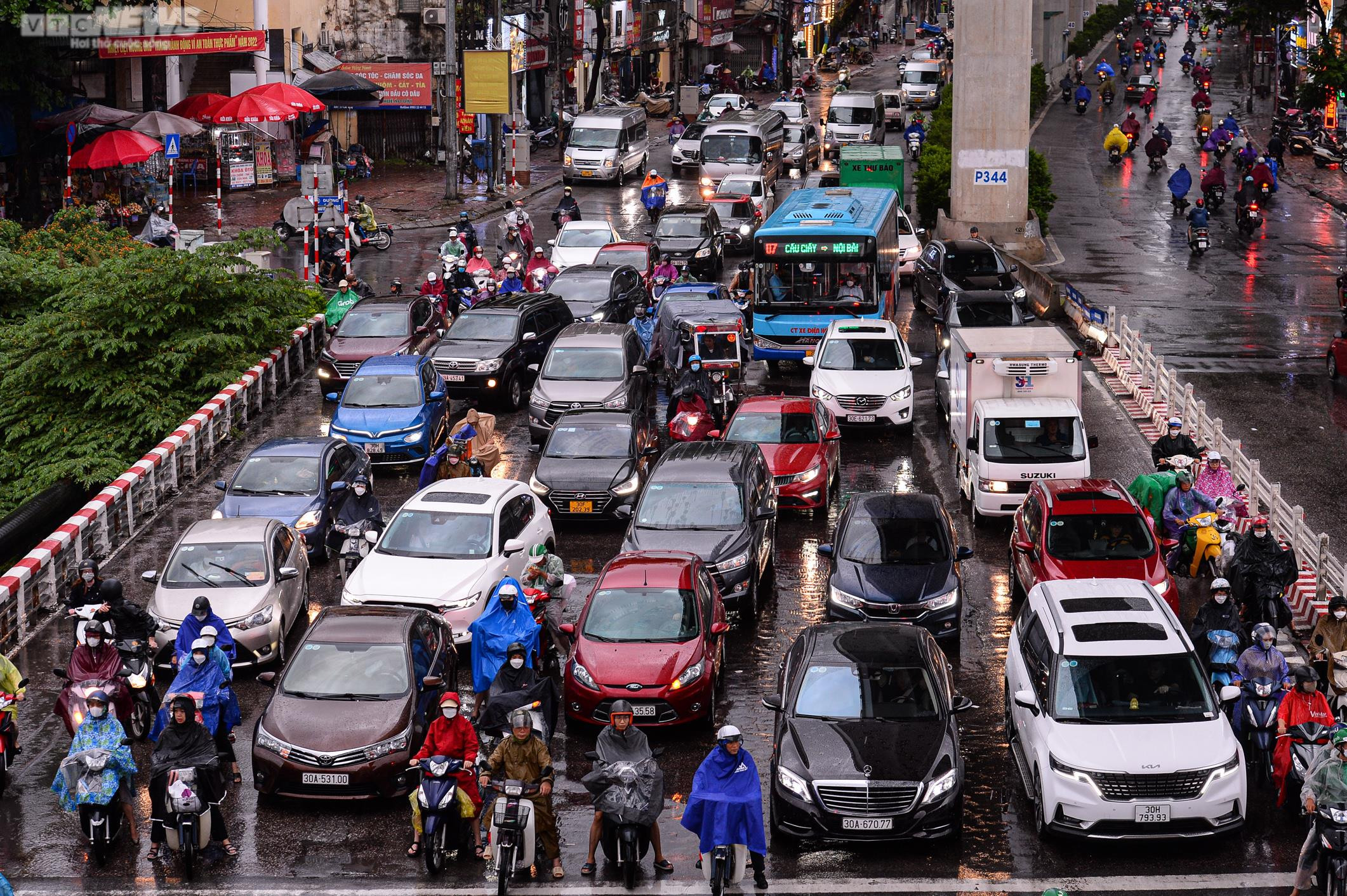 Mưa kéo dài nhiều giờ, người Hà Nội chôn chân trên đường về nhà - 9