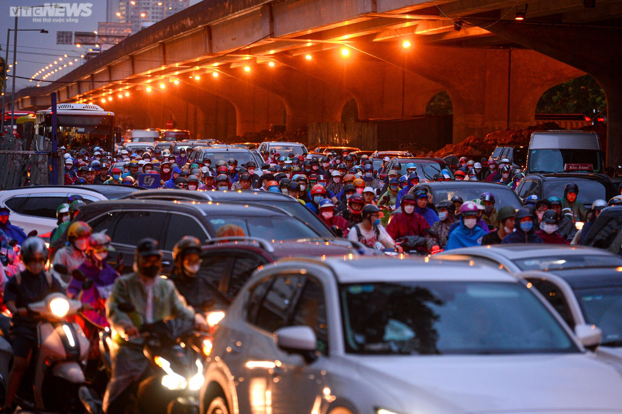 Mưa kéo dài nhiều giờ, người Hà Nội chôn chân trên đường về nhà - 13