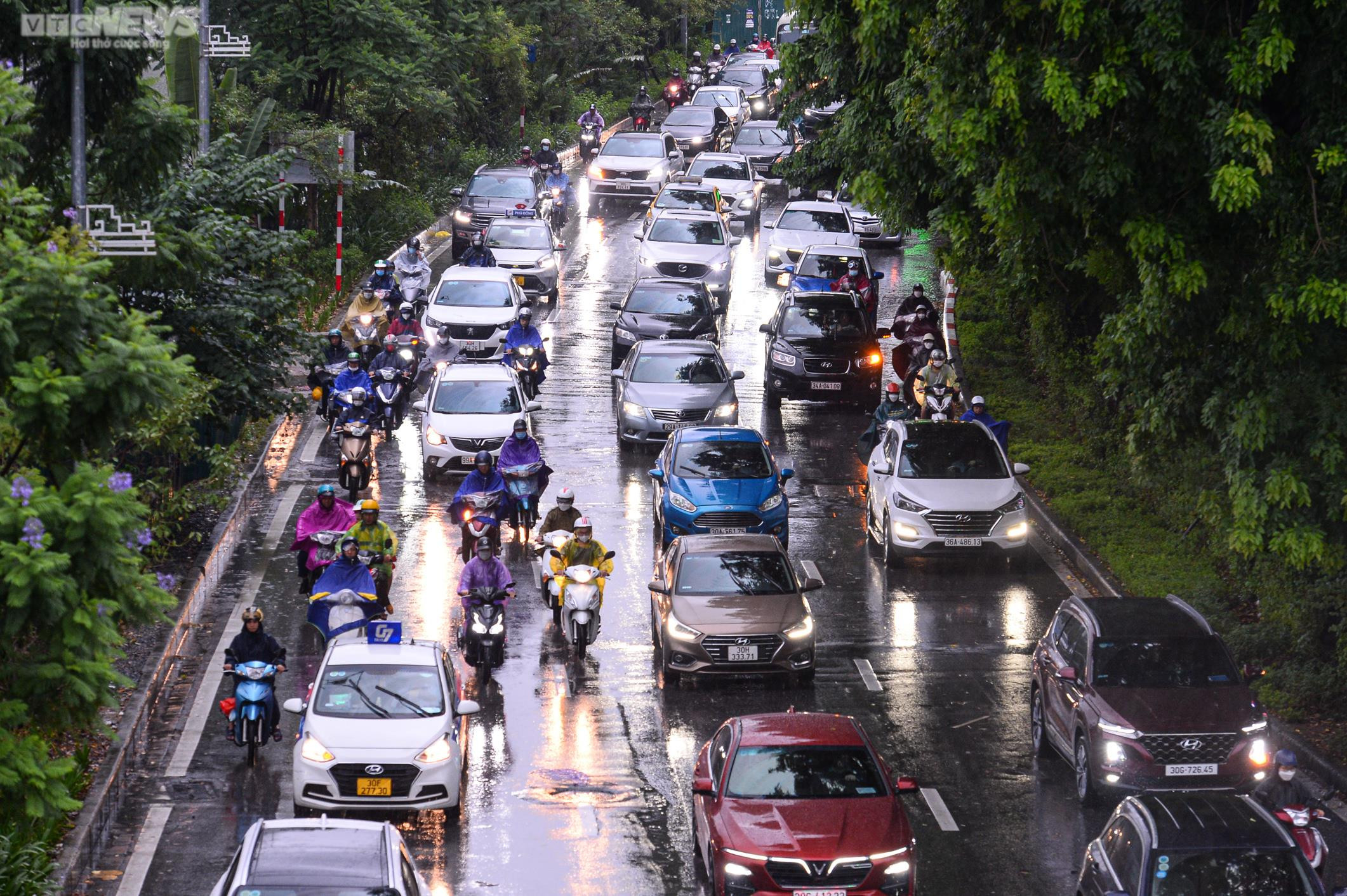 Mưa kéo dài nhiều giờ, người Hà Nội chôn chân trên đường về nhà - 8