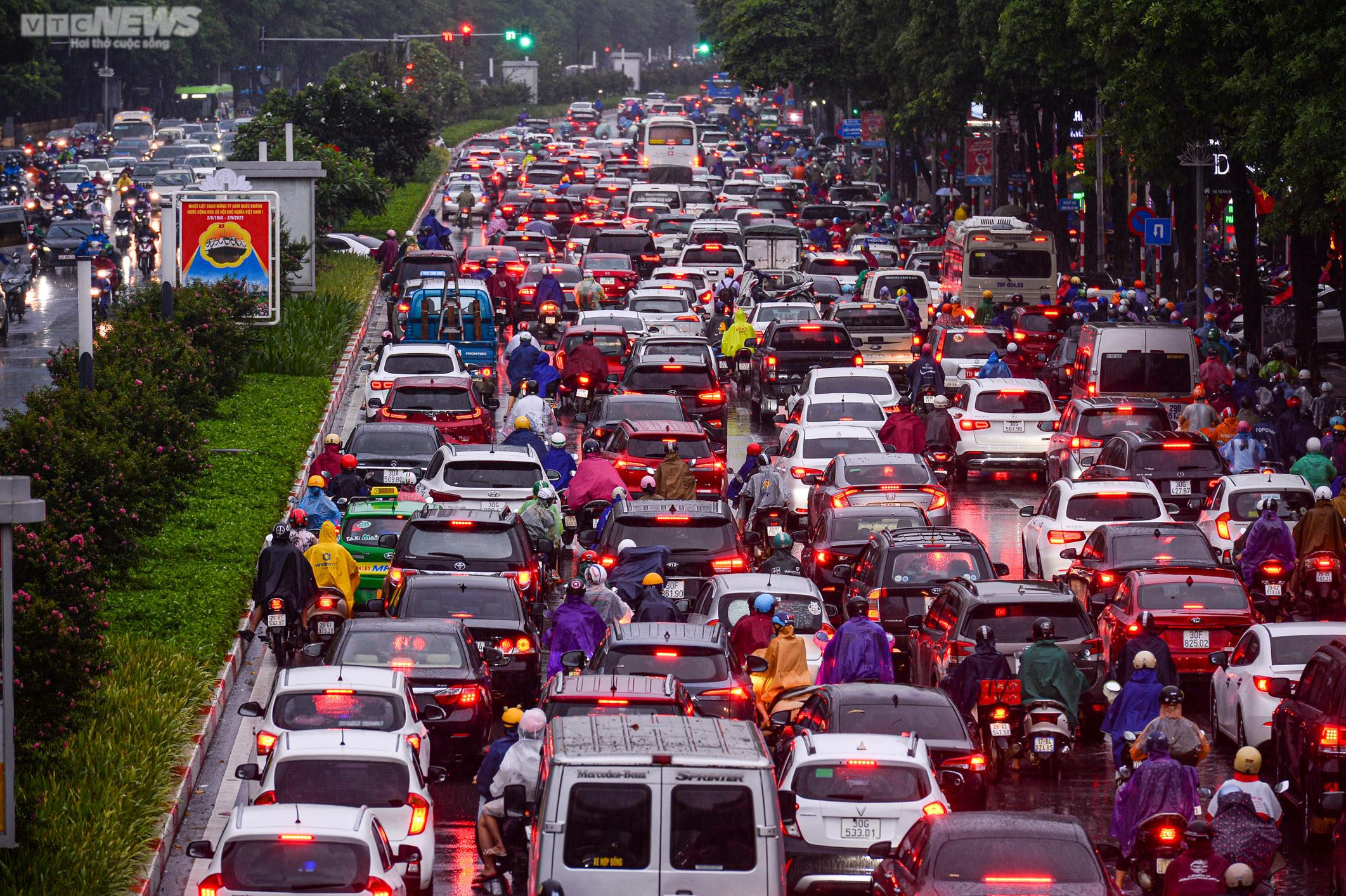 Mưa kéo dài nhiều giờ, người Hà Nội chôn chân trên đường về nhà - 2