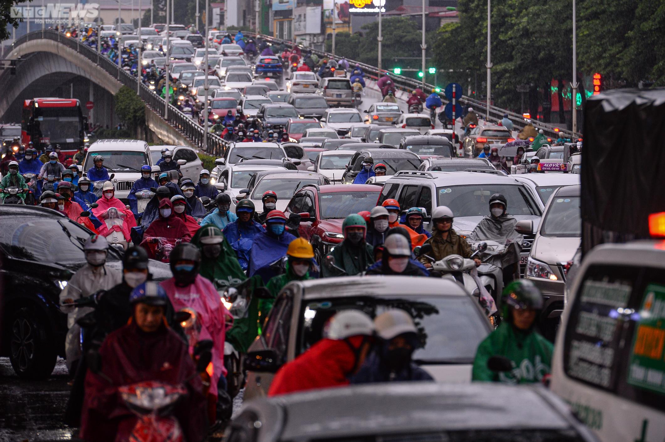 Mưa kéo dài nhiều giờ, người Hà Nội chôn chân trên đường về nhà - 1