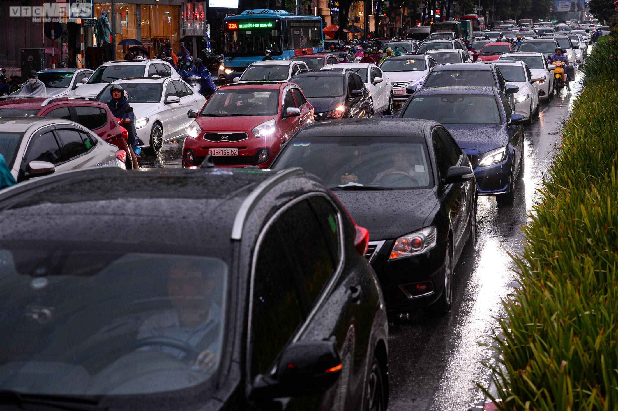 Mưa kéo dài nhiều giờ, người Hà Nội chôn chân trên đường về nhà - 3