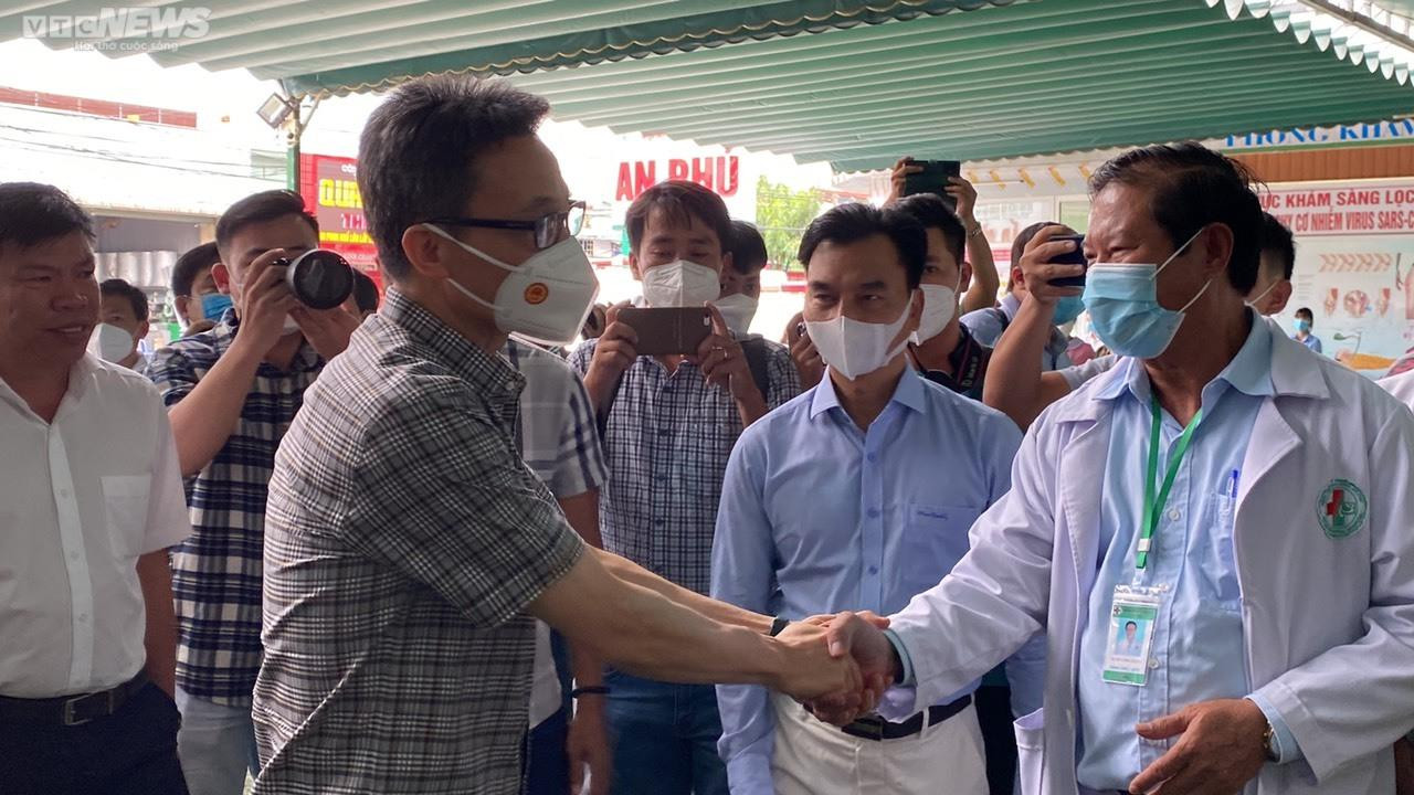 Phó Thủ tướng Vũ Đức Đam thị sát hiện trường vụ cháy quán karaoke ở Bình Dương - 1