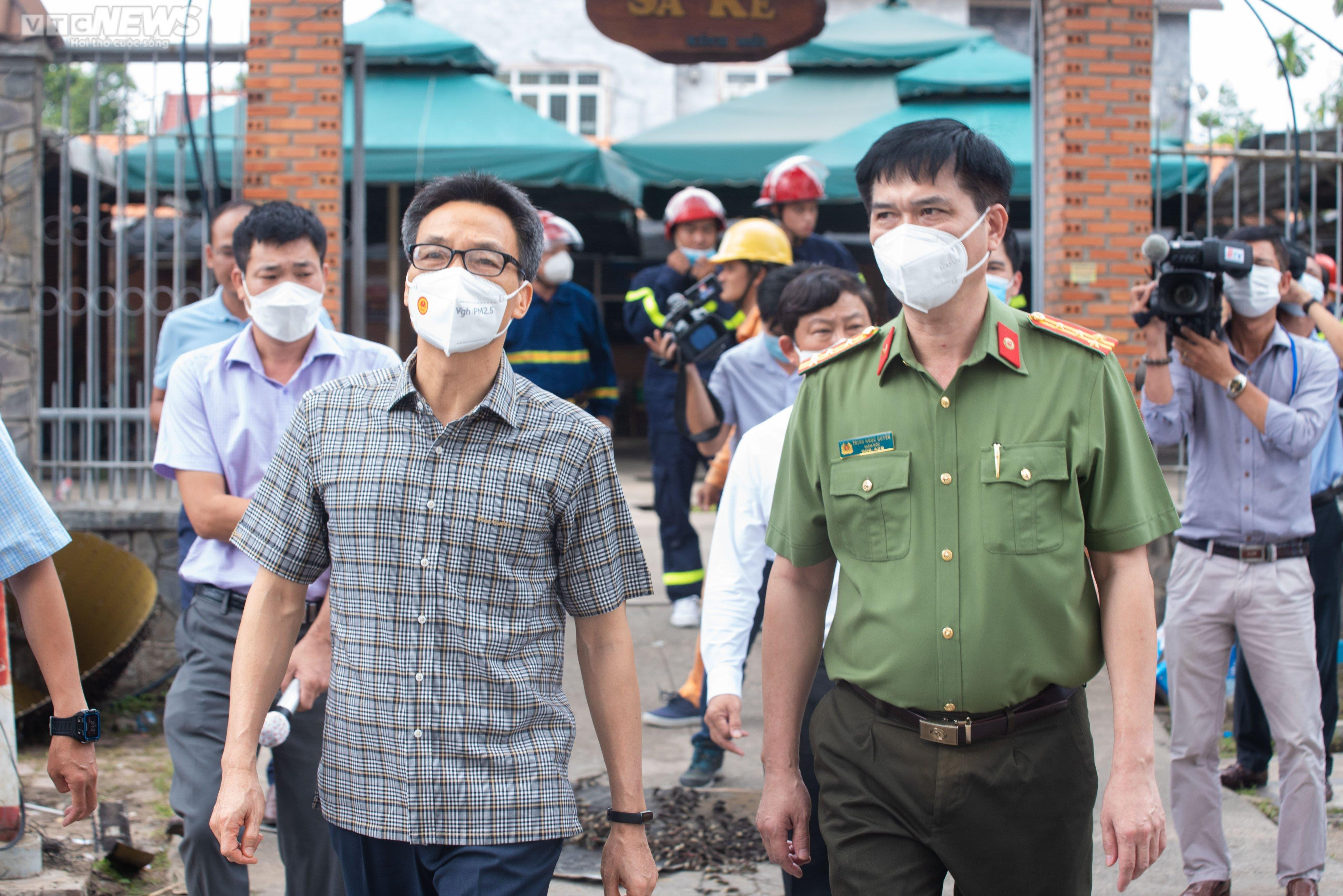 Phó Thủ tướng Vũ Đức Đam thị sát hiện trường vụ cháy quán karaoke ở Bình Dương - 4