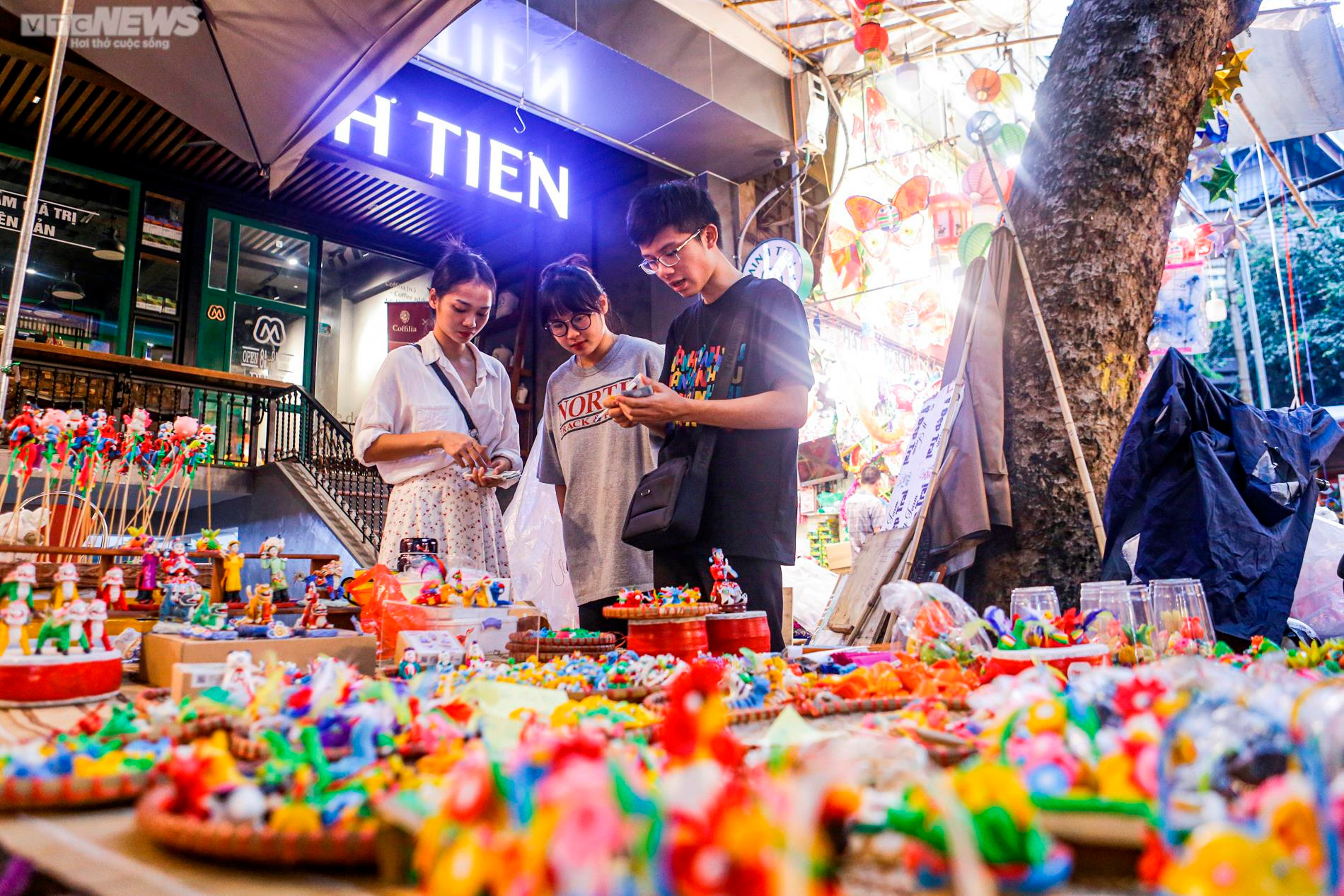 8X kiếm tiền triệu mỗi ngày nhờ hồi sinh món đồ chơi Trung thu truyền thống - 8