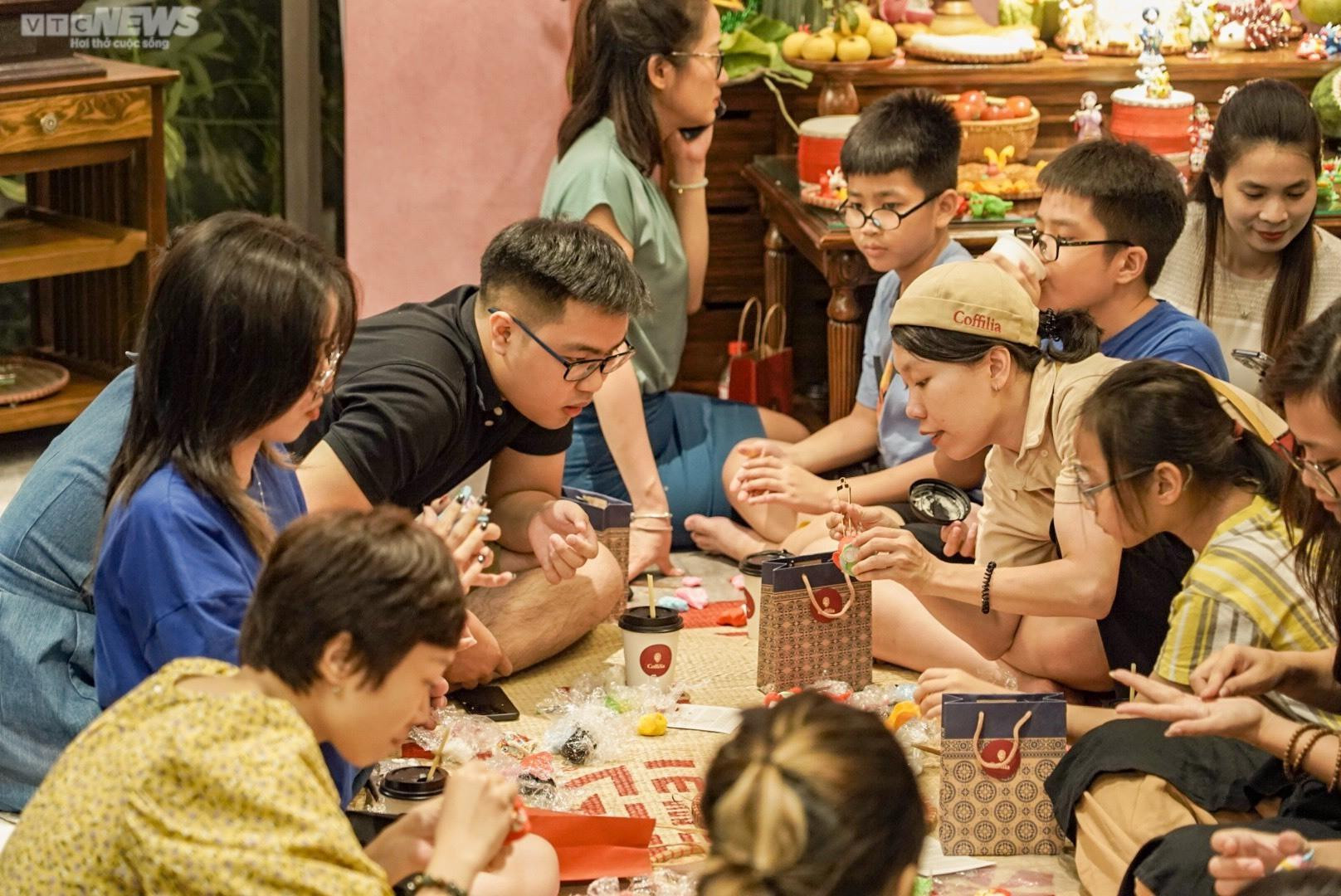 8X kiếm tiền triệu mỗi ngày nhờ hồi sinh món đồ chơi Trung thu truyền thống - 14