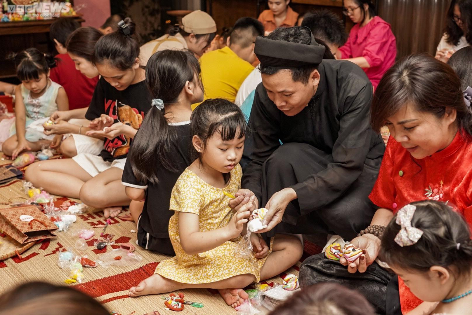 8X kiếm tiền triệu mỗi ngày nhờ hồi sinh món đồ chơi Trung thu truyền thống - 13