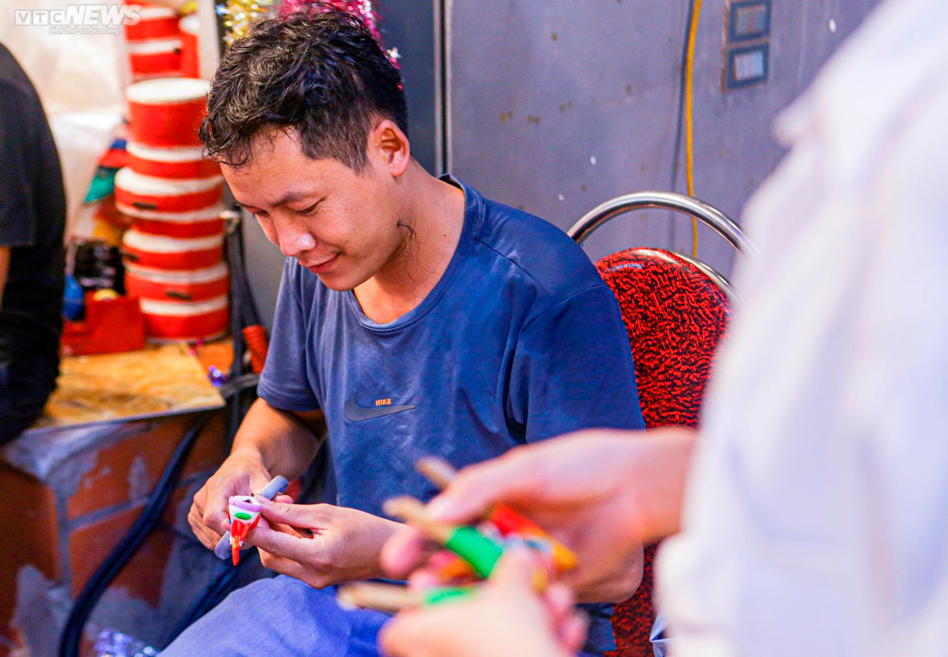 8X kiếm tiền triệu mỗi ngày nhờ hồi sinh món đồ chơi Trung thu truyền thống - 4