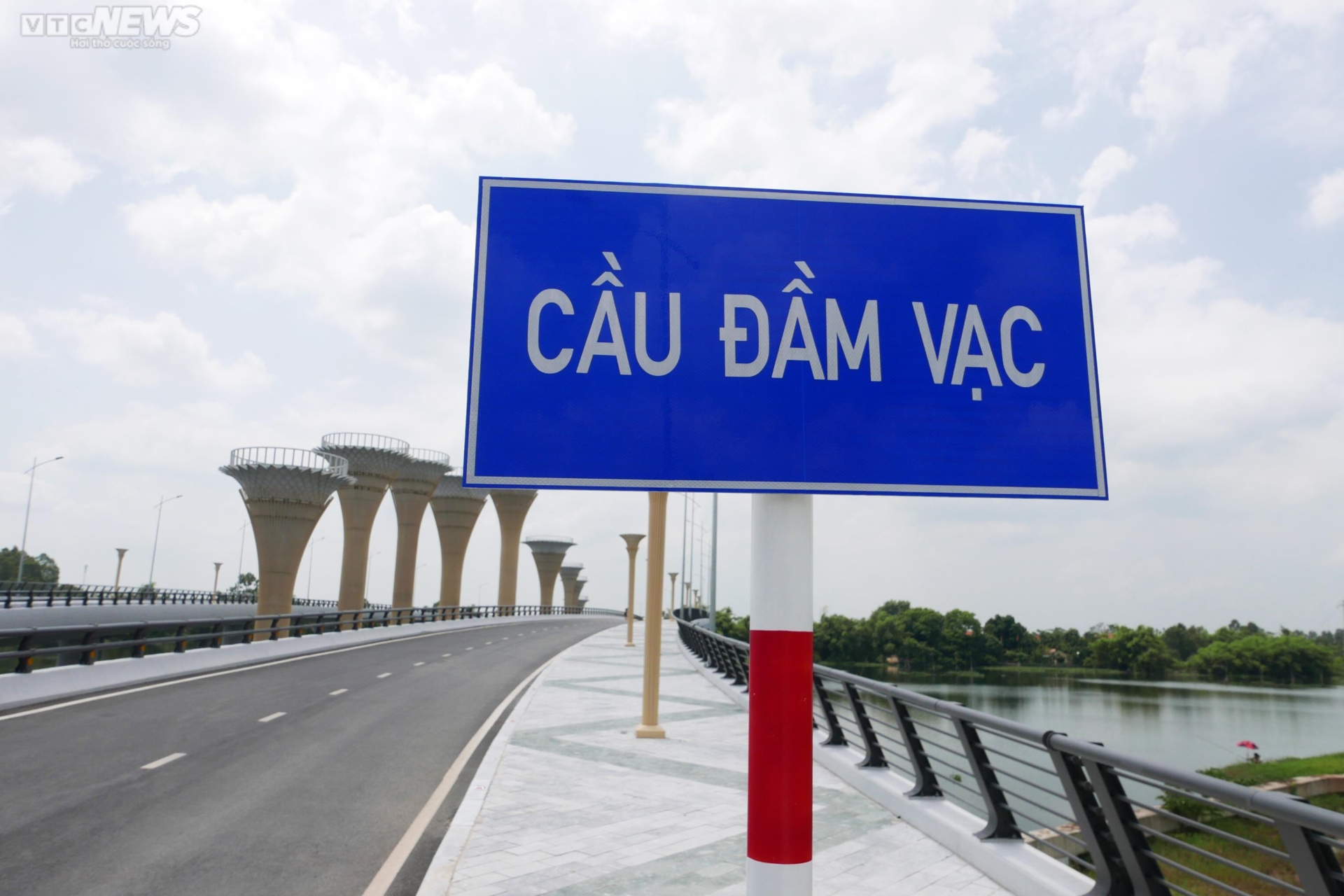 Ảnh: Độc đáo cây cầu kép hơn 600 tỷ đồng vượt đầm ở Vĩnh Phúc - 9
