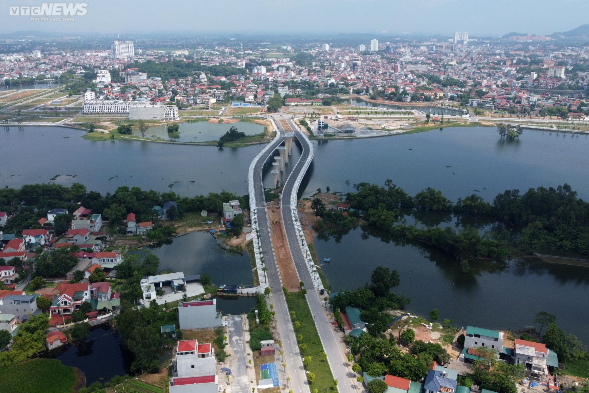 Ảnh: Độc đáo cây cầu kép hơn 600 tỷ đồng vượt đầm ở Vĩnh Phúc - 2