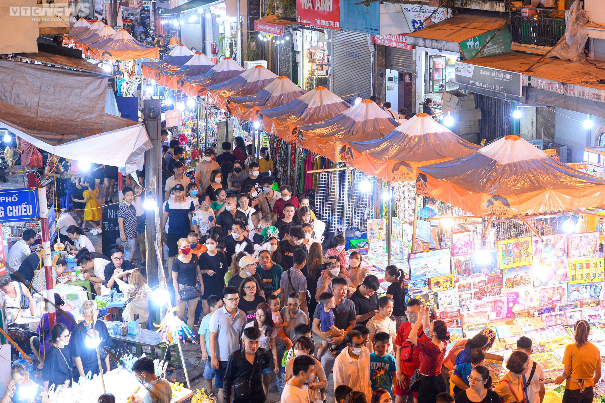 Người dân đổ về phố Hàng Mã vui chơi trước rằm Trung thu - 4