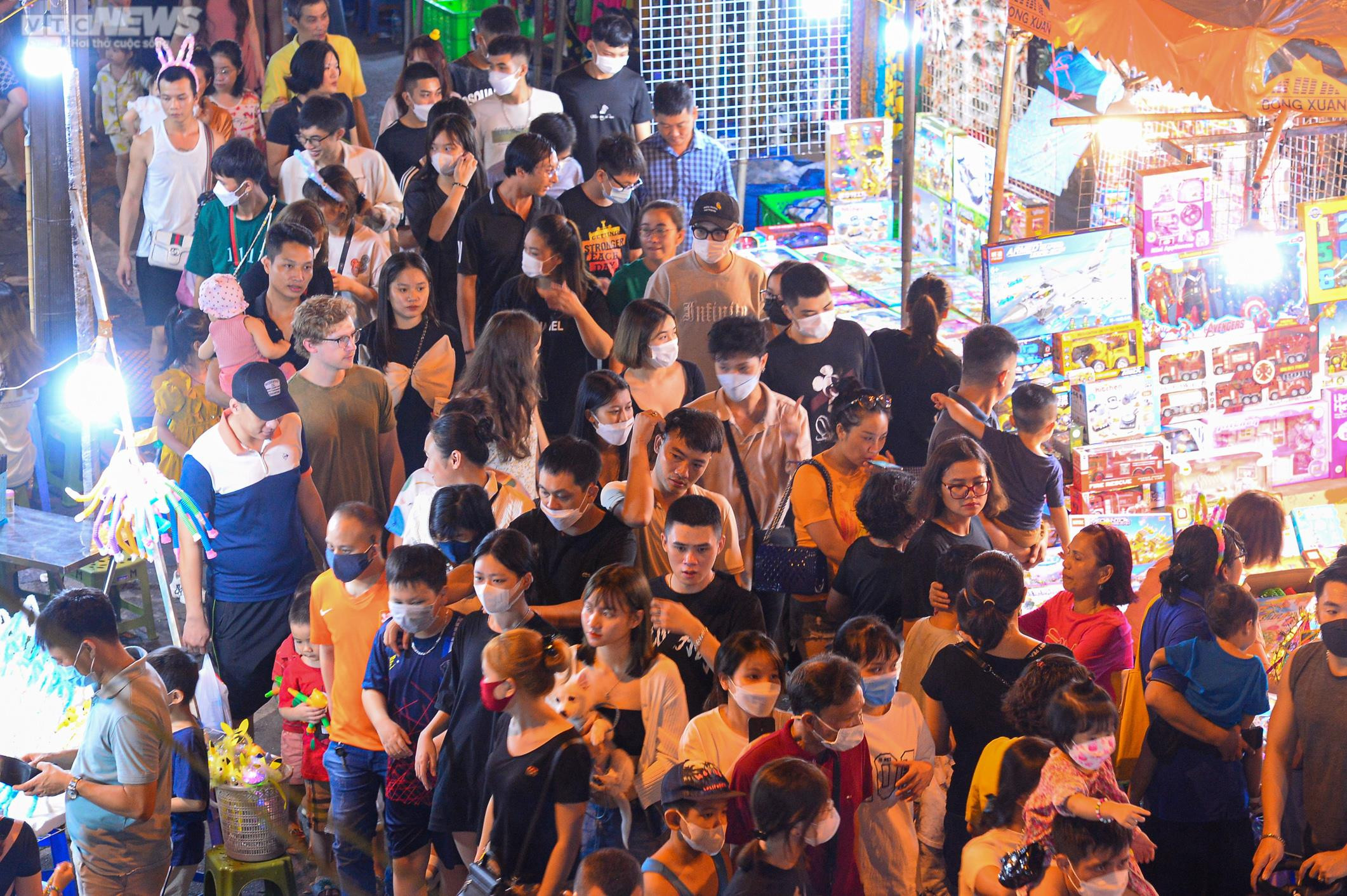 Người dân đổ về phố Hàng Mã vui chơi trước rằm Trung thu - 11