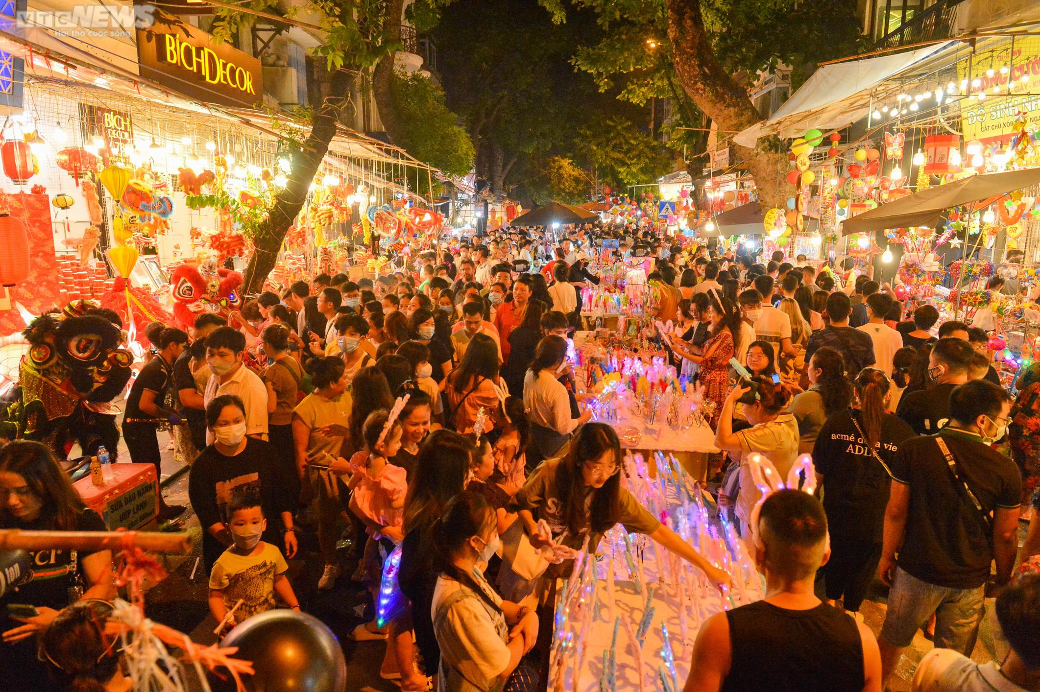 Người dân đổ về phố Hàng Mã vui chơi trước rằm Trung thu - 2