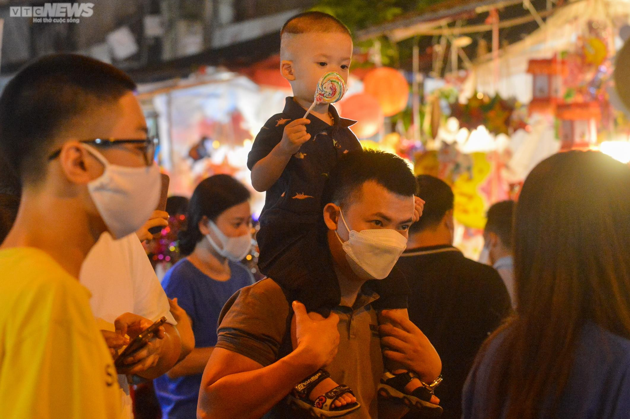 Người dân đổ về phố Hàng Mã vui chơi trước rằm Trung thu - 6