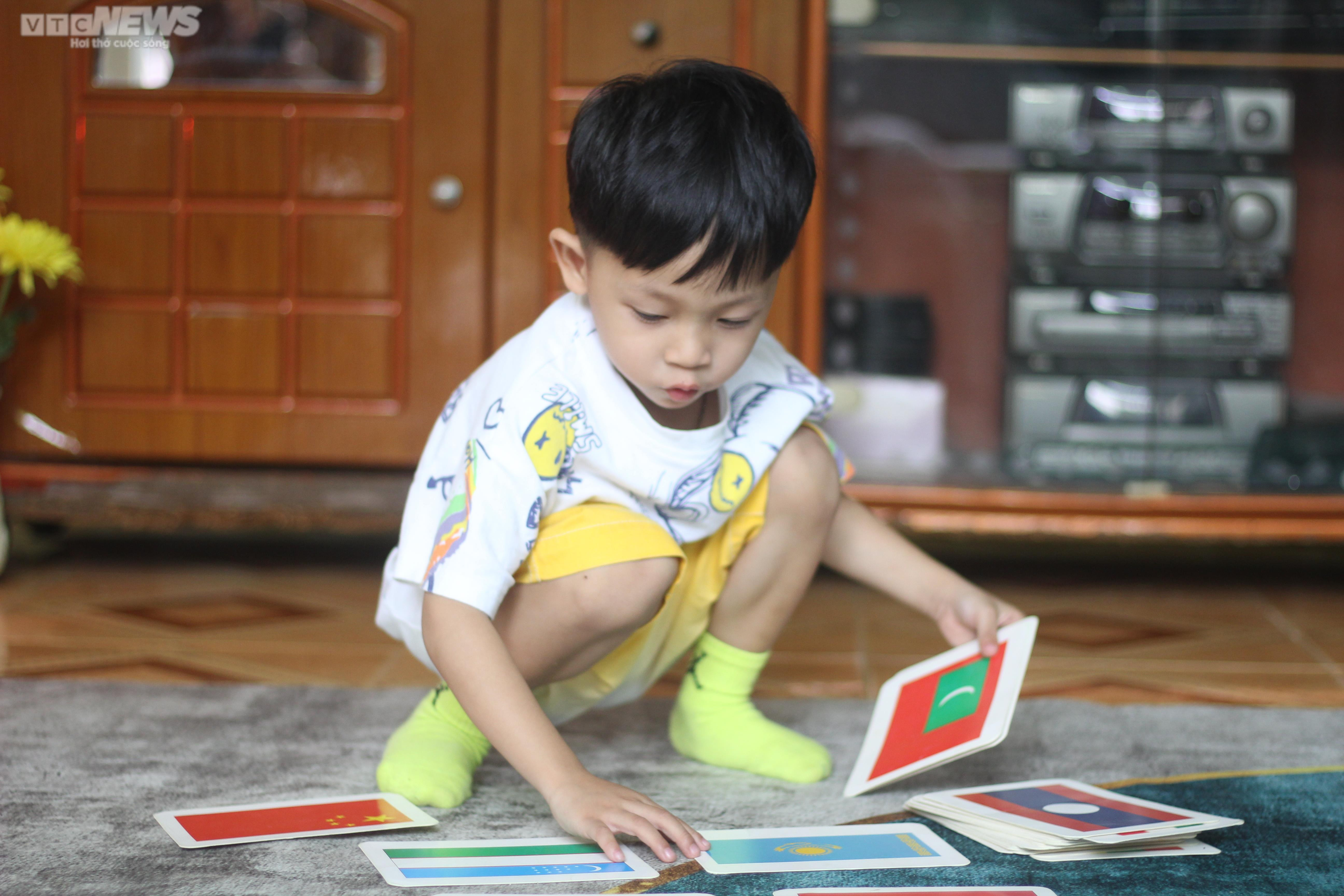 Cậu bé 3 tuổi nhớ được hơn 200 quốc kỳ, logo các đội bóng, hãng xe thế giới - 3
