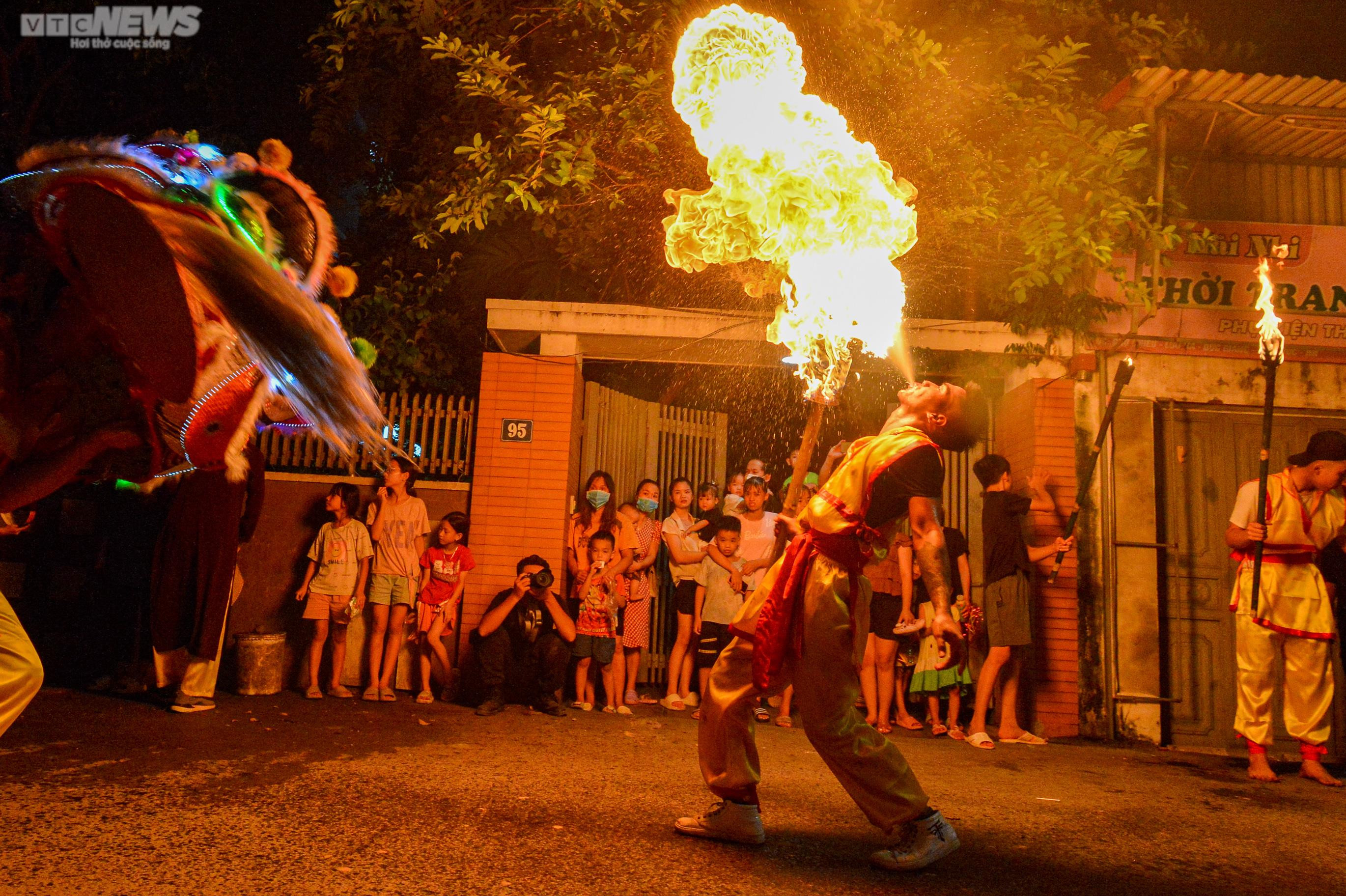 Độc đáo màn múa lân suốt 3 đêm đón Trung thu ở ngoại thành Hà Nội - 14