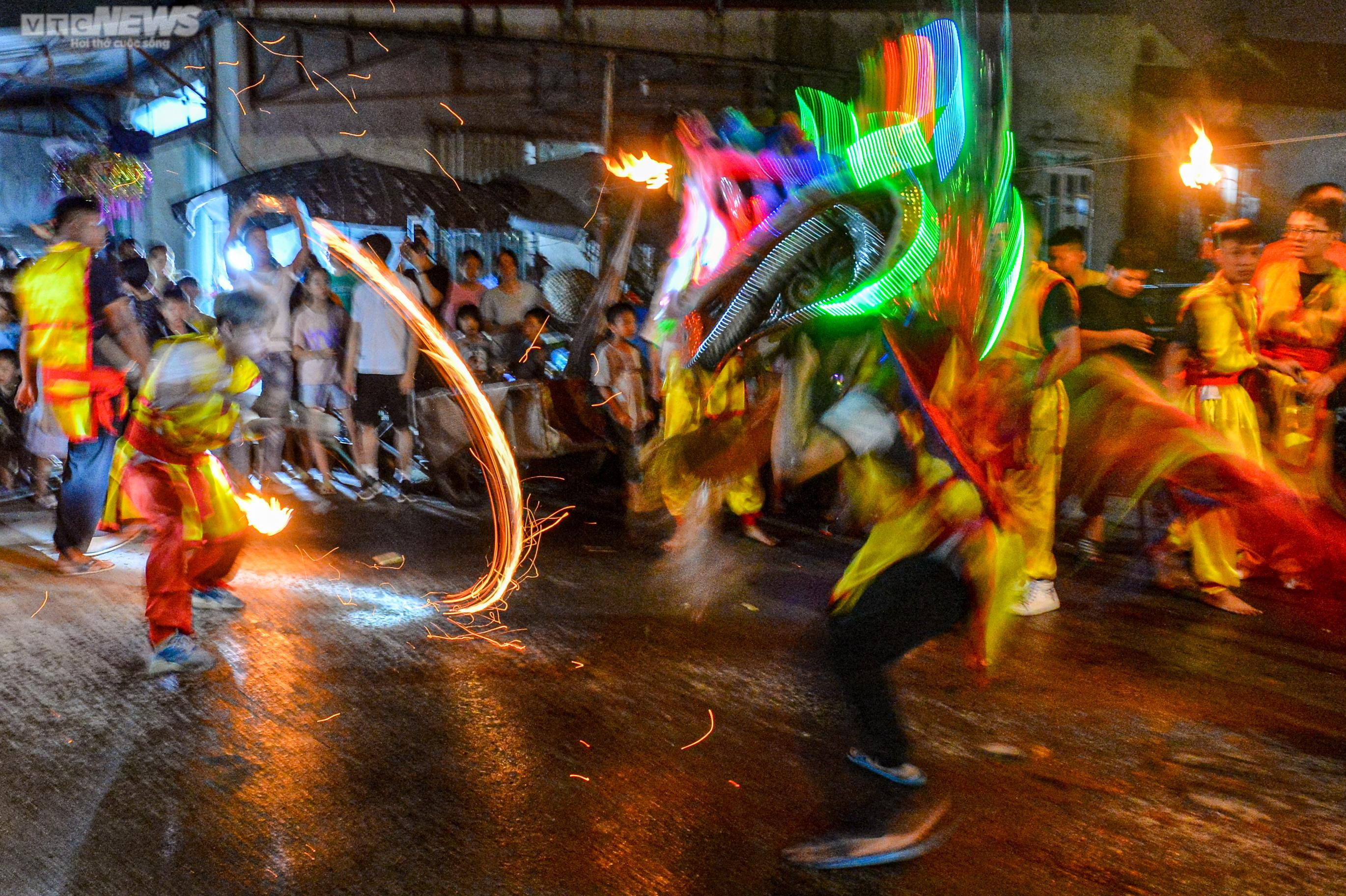 Độc đáo màn múa lân suốt 3 đêm đón Trung thu ở ngoại thành Hà Nội - 9