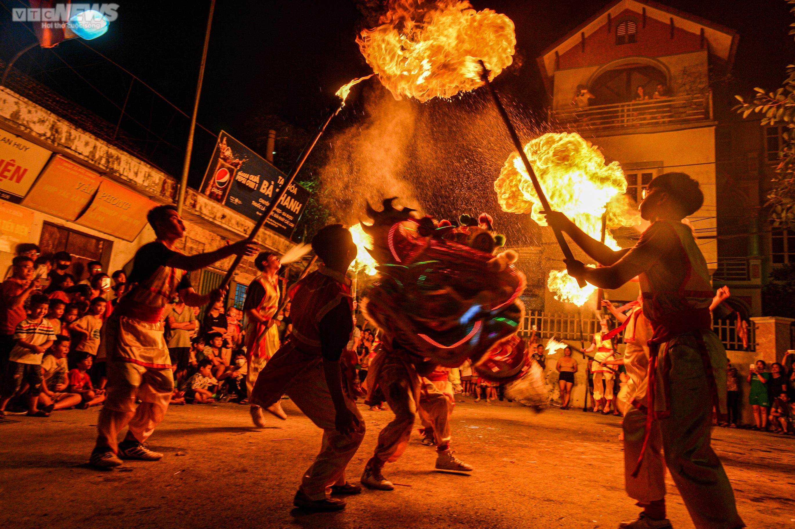 Độc đáo màn múa lân suốt 3 đêm đón Trung thu ở ngoại thành Hà Nội - 8