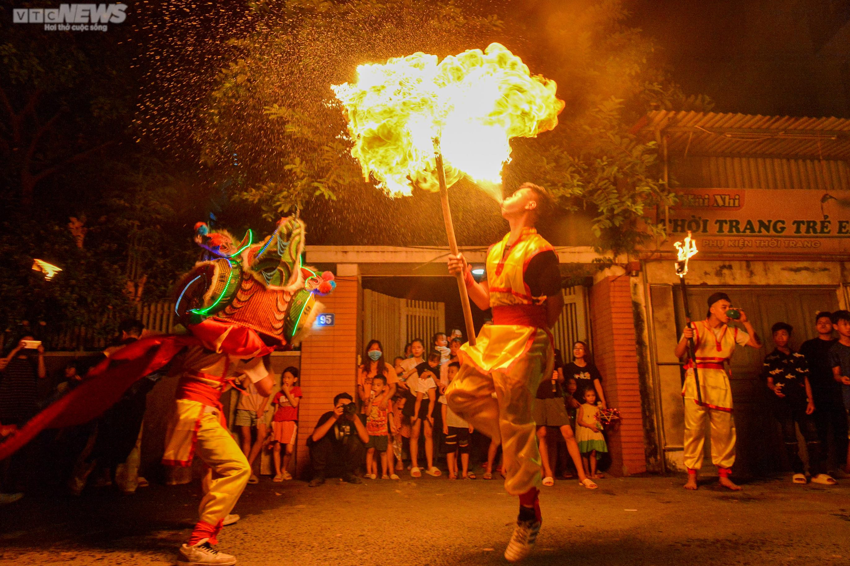 Độc đáo màn múa lân suốt 3 đêm đón Trung thu ở ngoại thành Hà Nội - 12