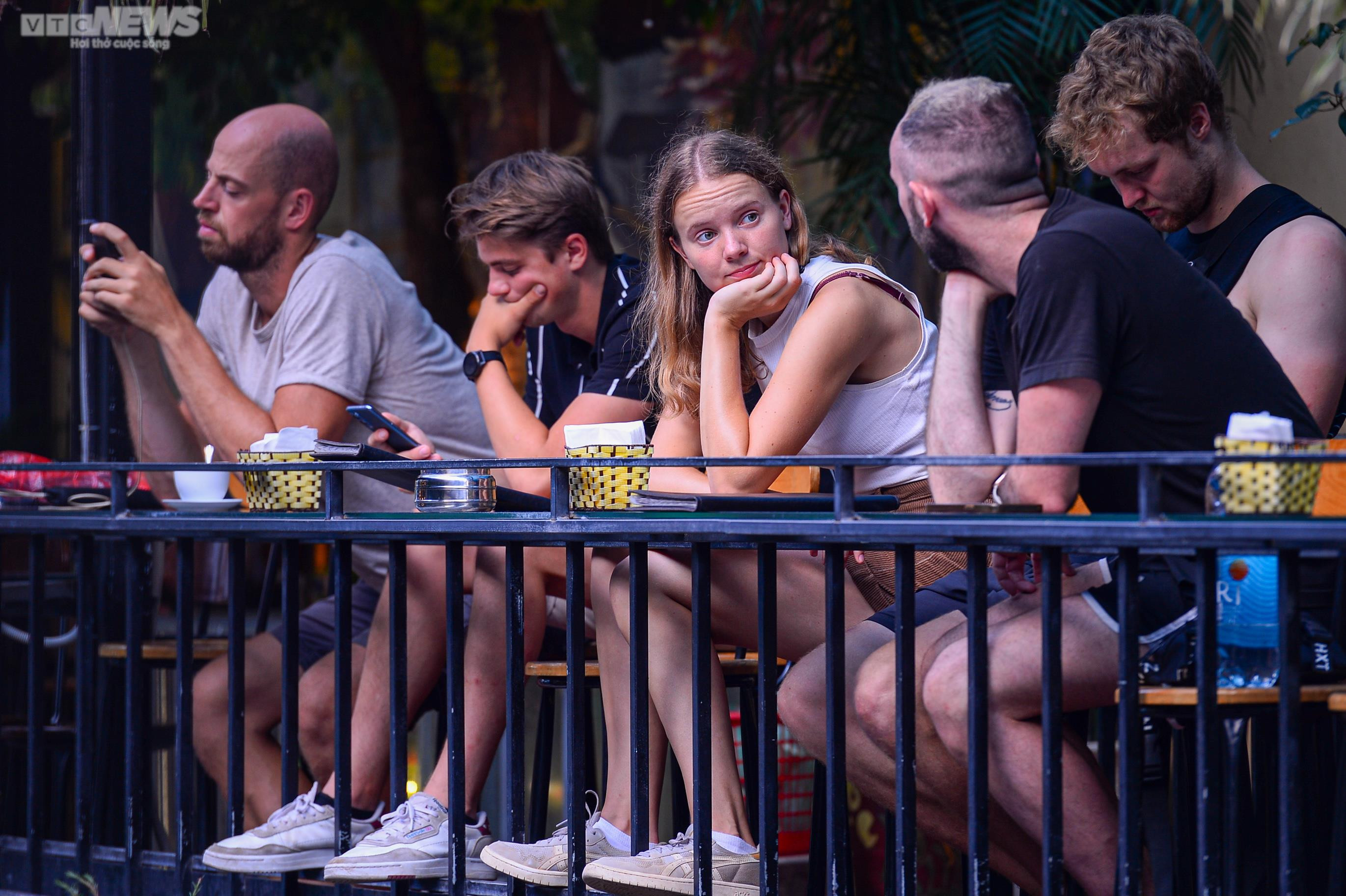 Trước thông tin bị dẹp, 'phố cà phê đường tàu' càng đông khách hơn - 5