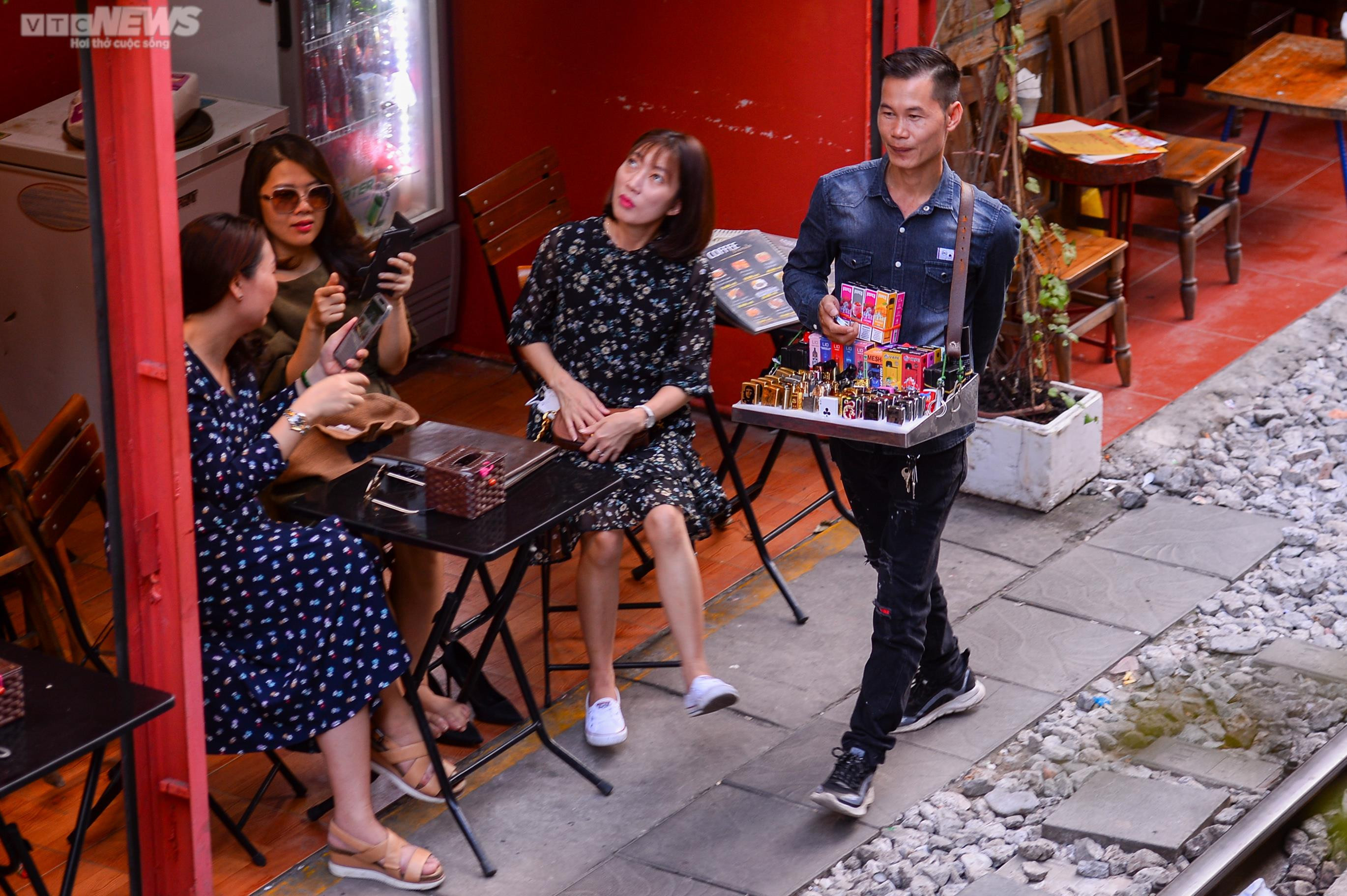 Trước thông tin bị dẹp, 'phố cà phê đường tàu' càng đông khách hơn - 9