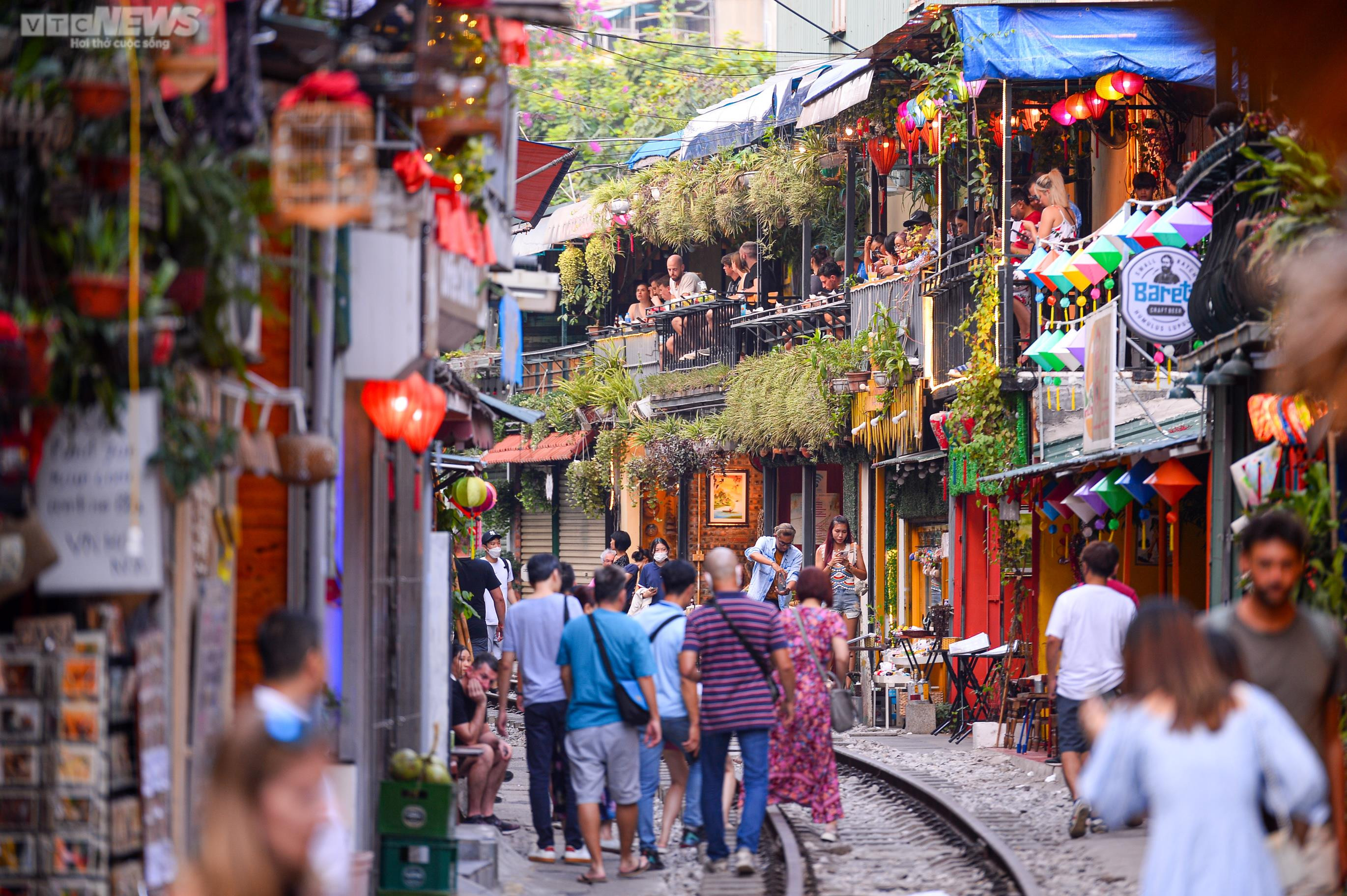 Trước thông tin bị dẹp, 'phố cà phê đường tàu' càng đông khách hơn - 11