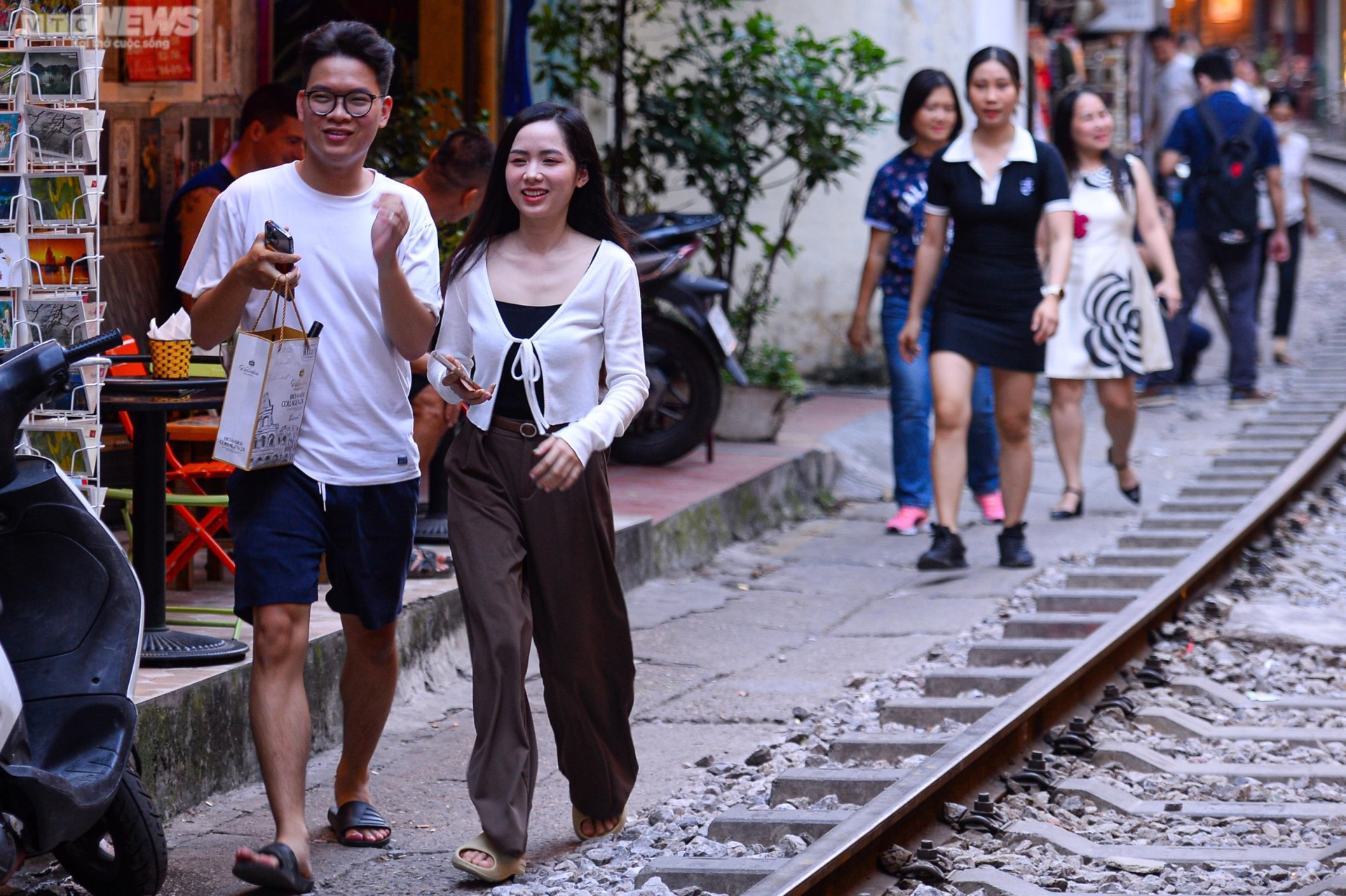 Trước thông tin bị dẹp, 'phố cà phê đường tàu' càng đông khách hơn - 10