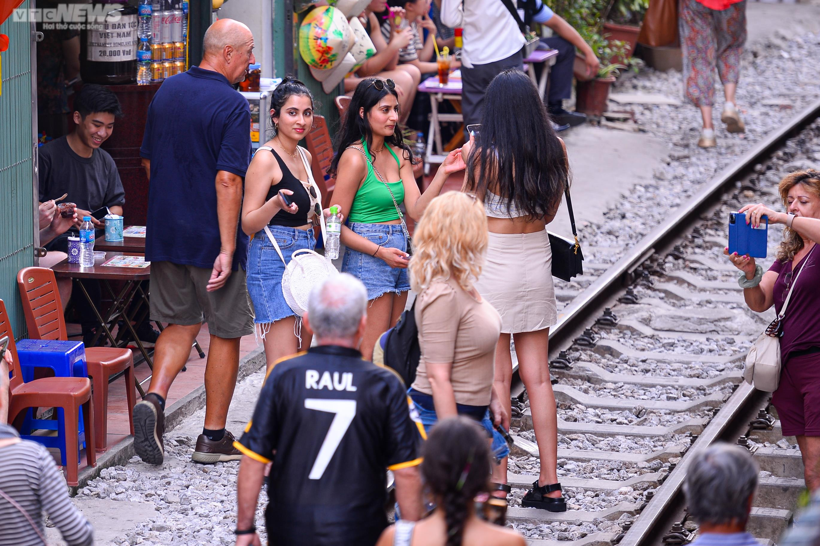 Trước thông tin bị dẹp, 'phố cà phê đường tàu' càng đông khách hơn - 6